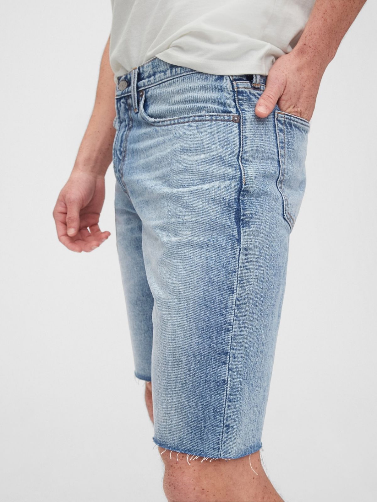  ג'ינס קצר משופשף עם סיומת פרומה של GAP