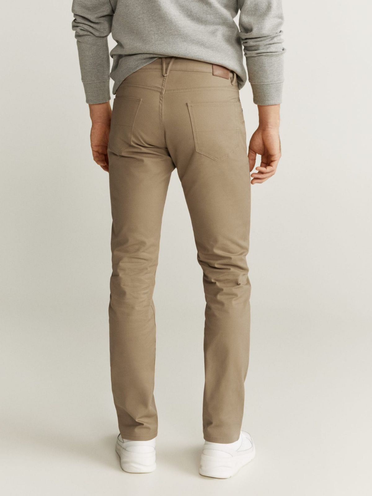  מכנסיים דמוי ג'ינס בגזרת Slim fit של MANGO