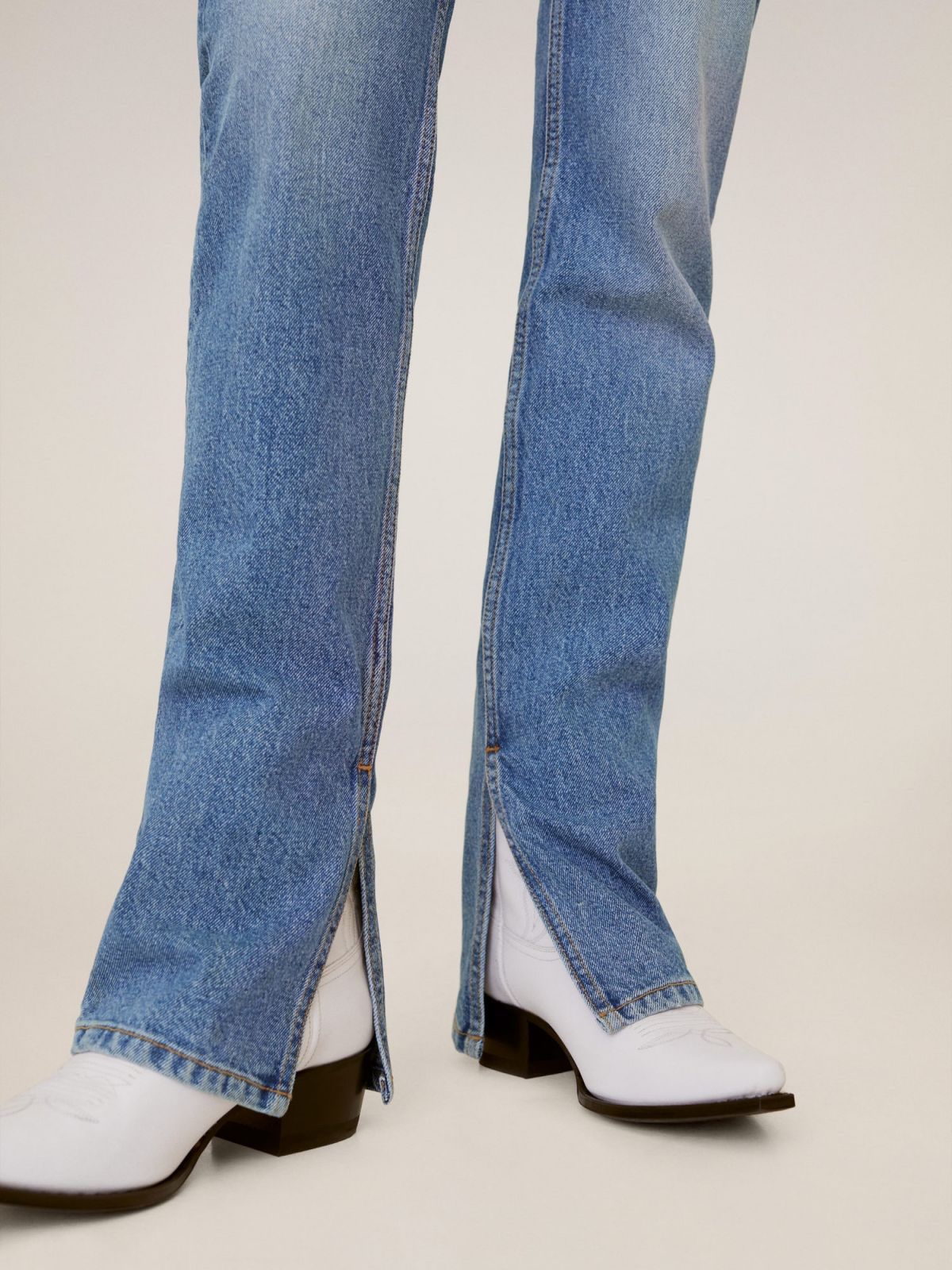  ג'ינס בגזרה ישרה בשילוב שסע של MANGO
