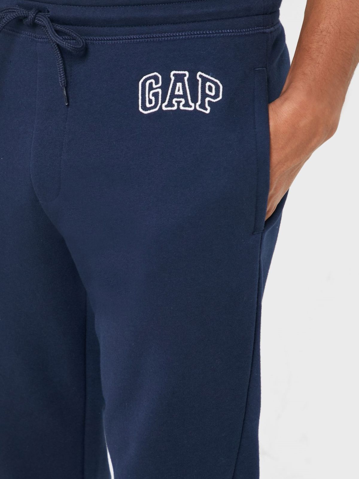  מכנסי טרנינג עם פאץ' לוגו של GAP