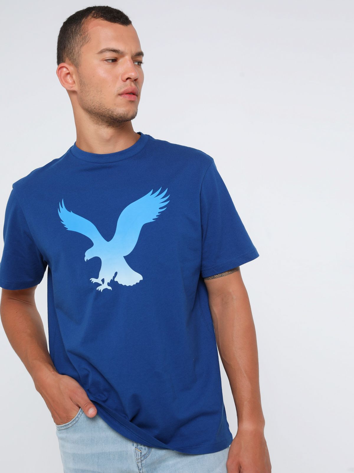  טי שירט עם הדפס לוגו של AMERICAN EAGLE