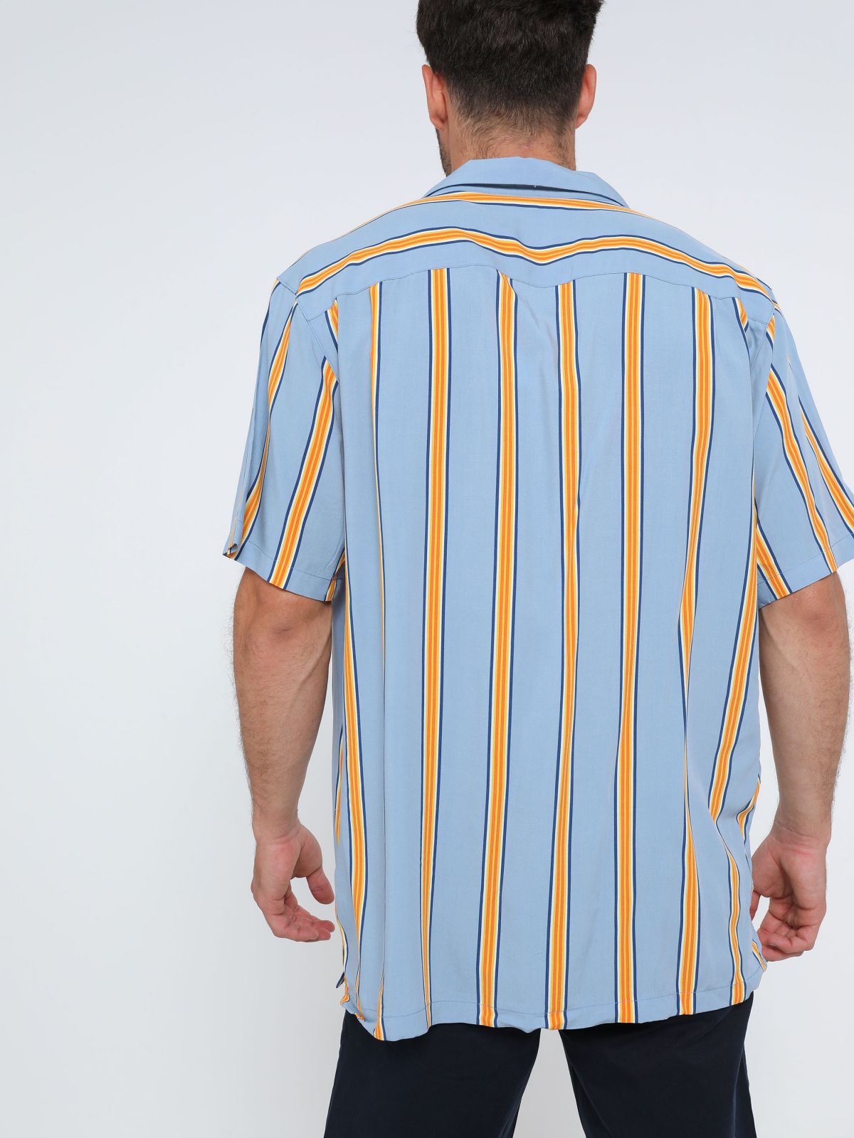  חולצה מכופתרת קצרה בהדפס פסים UO של URBAN OUTFITTERS