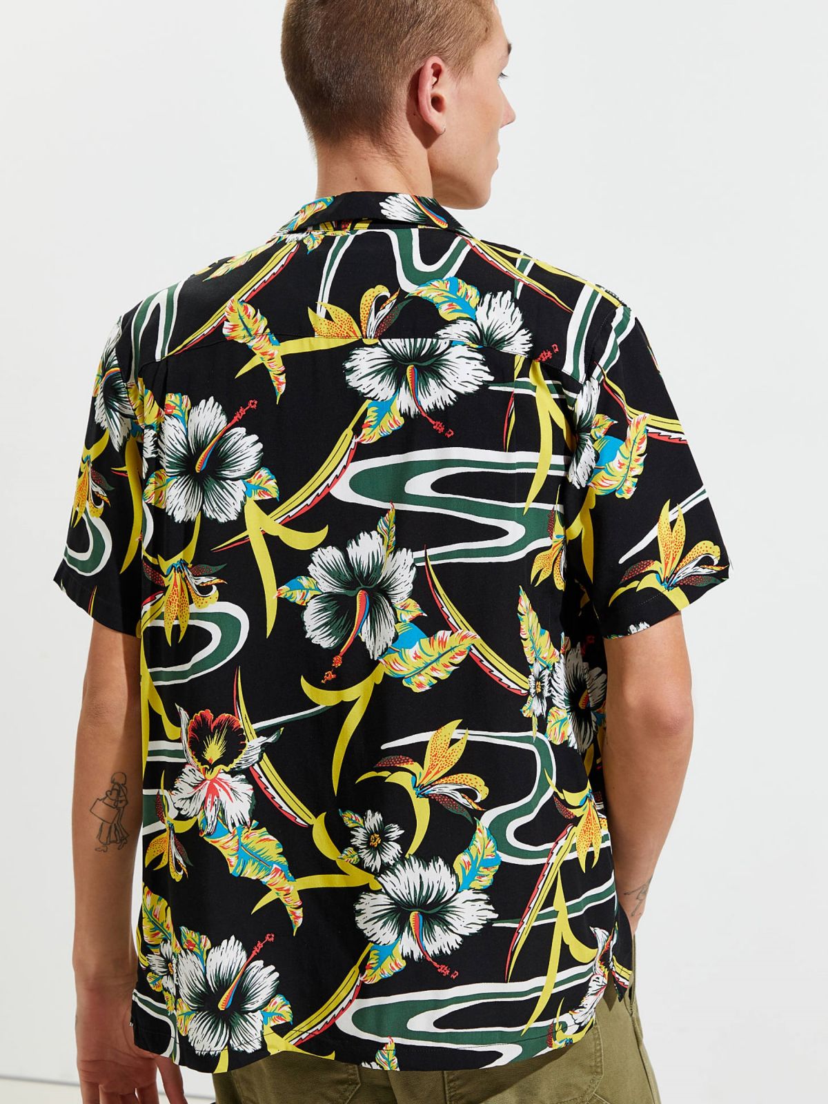  חולצה מכופתרת בסגנון הוואי UO של URBAN OUTFITTERS