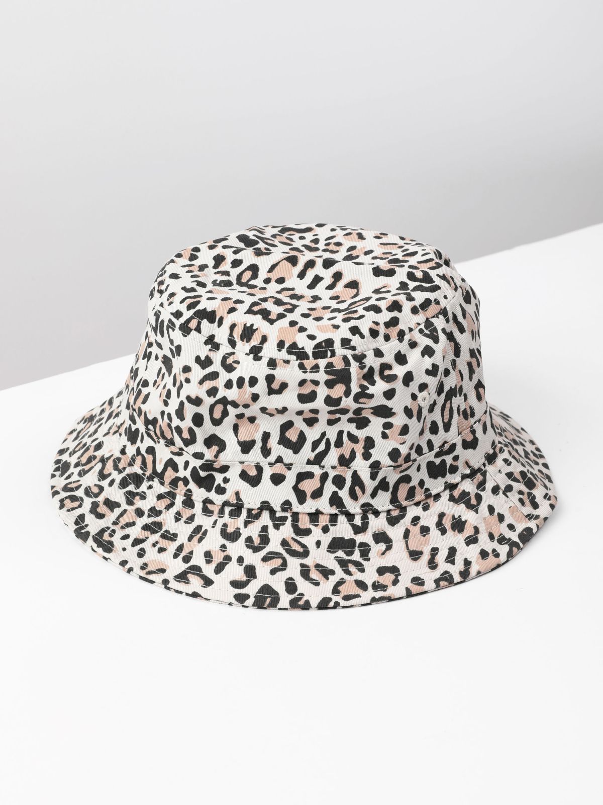  כובע באקט בהדפס חברבורות UO של URBAN OUTFITTERS