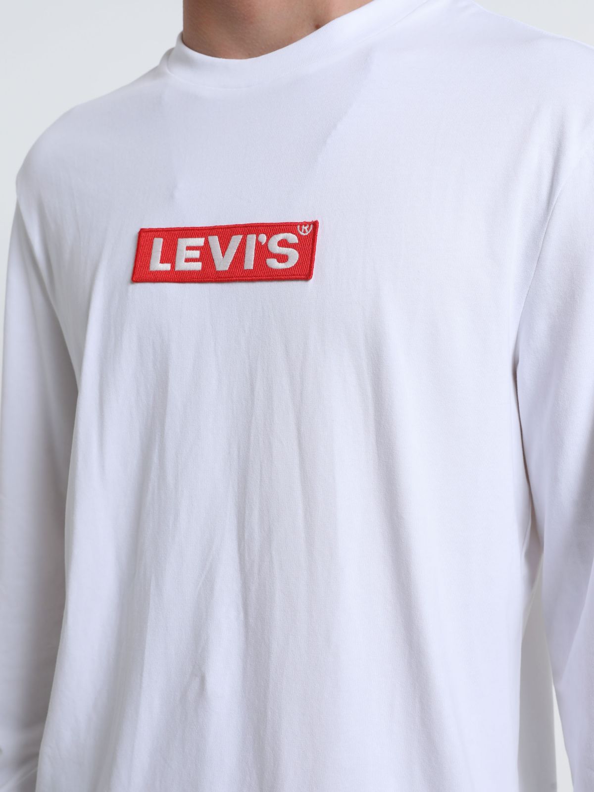  טי שירט עם לוגו של LEVIS