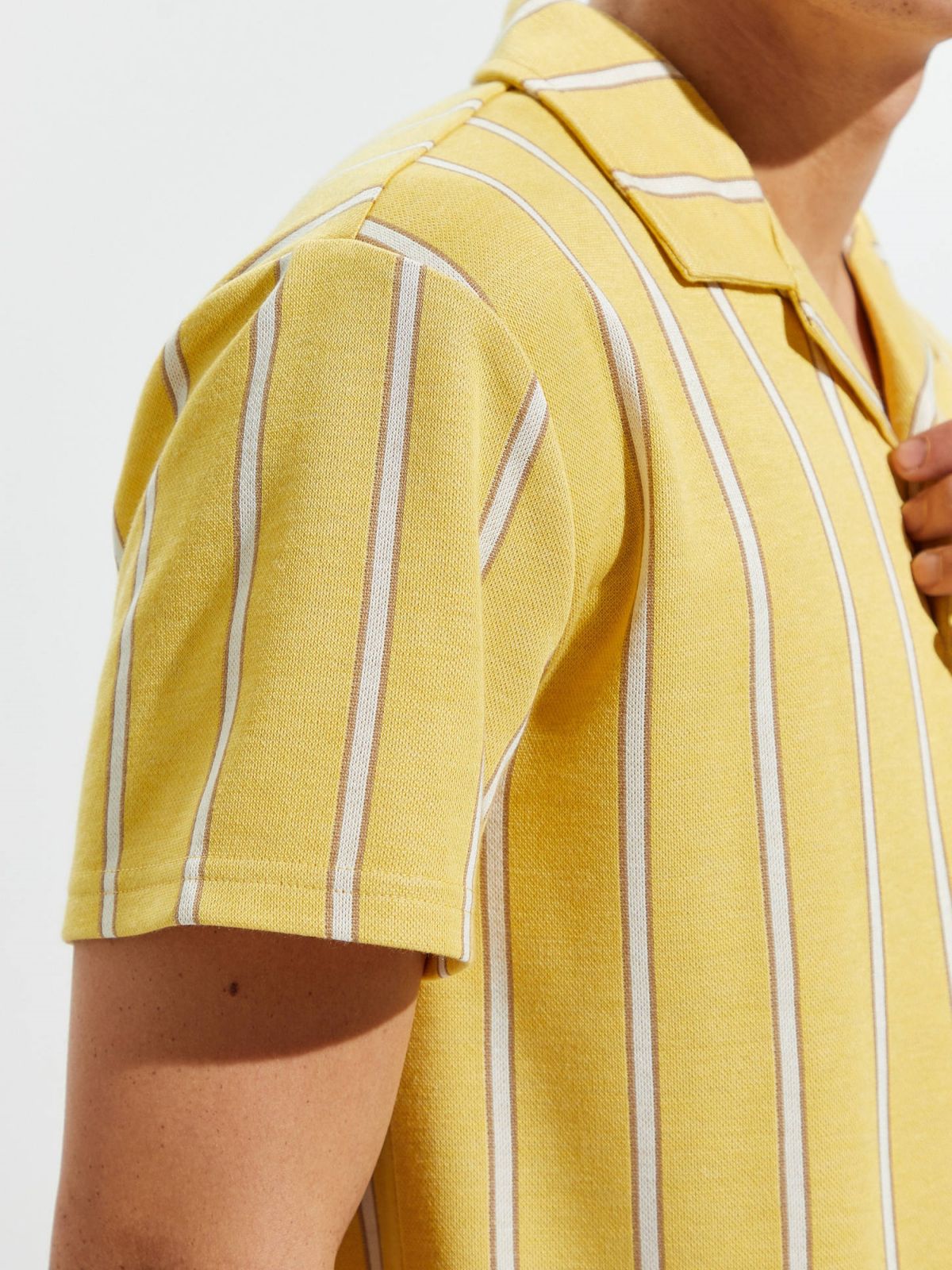  חולצת פולו בהדפס פסים עם כיס UO של URBAN OUTFITTERS