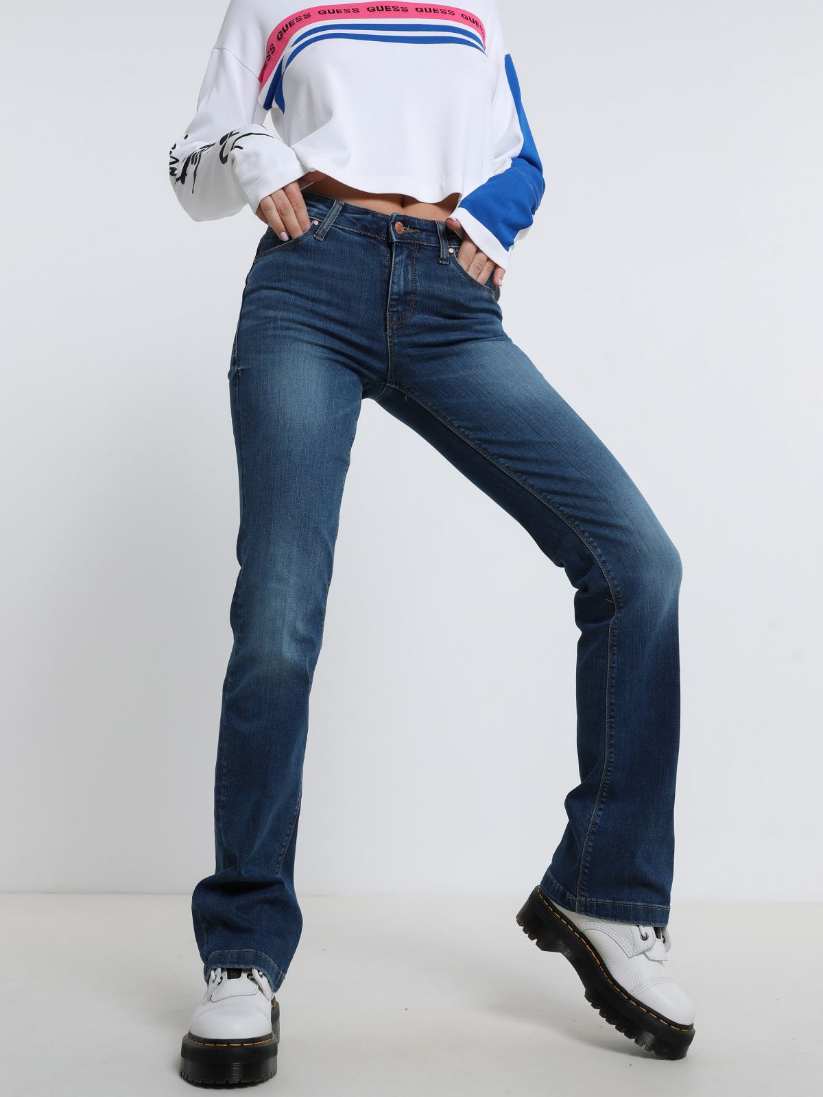  ג'ינס עם סיומת מתרחבת של GUESS