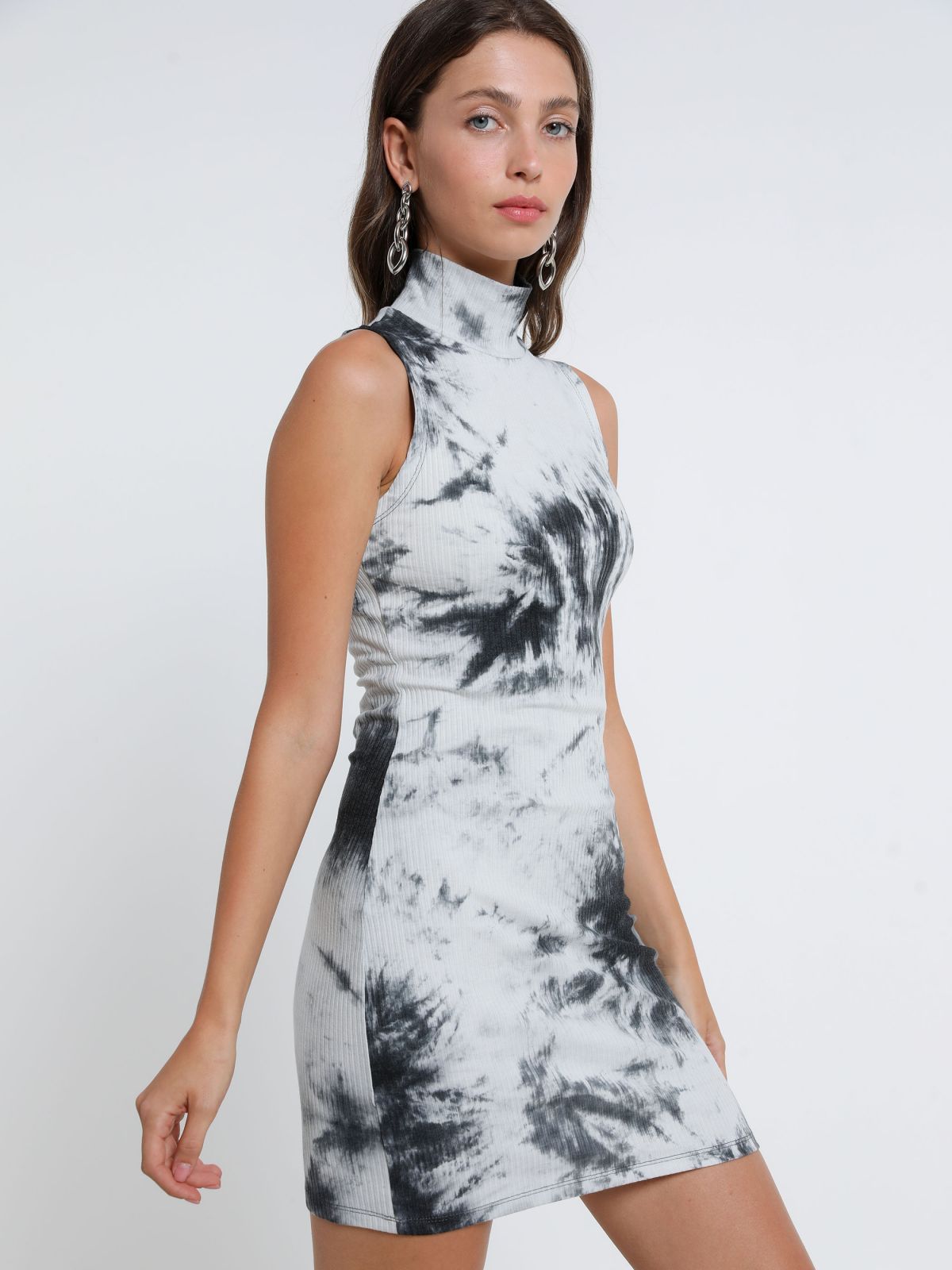  שמלת מיני טאי דאי עם צווארון גבוה של TERMINAL X