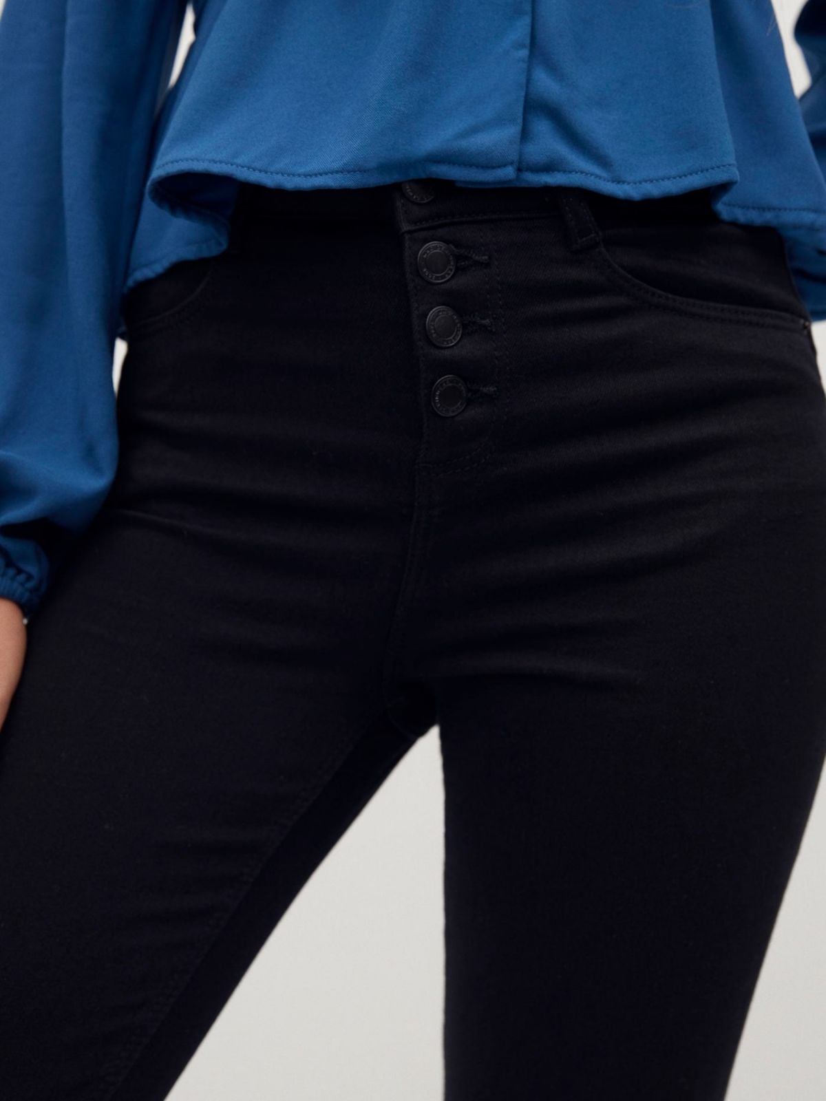  ג'ינס בגזרה גבוהה עם כפתורים של MANGO