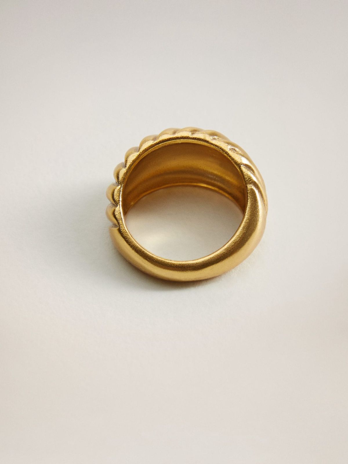  טבעת פליז בטקסטורה של MANGO