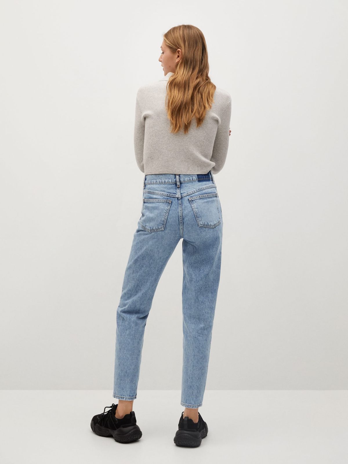  מכנסי ג'ינס ארוכים בגזרת Mom של MANGO