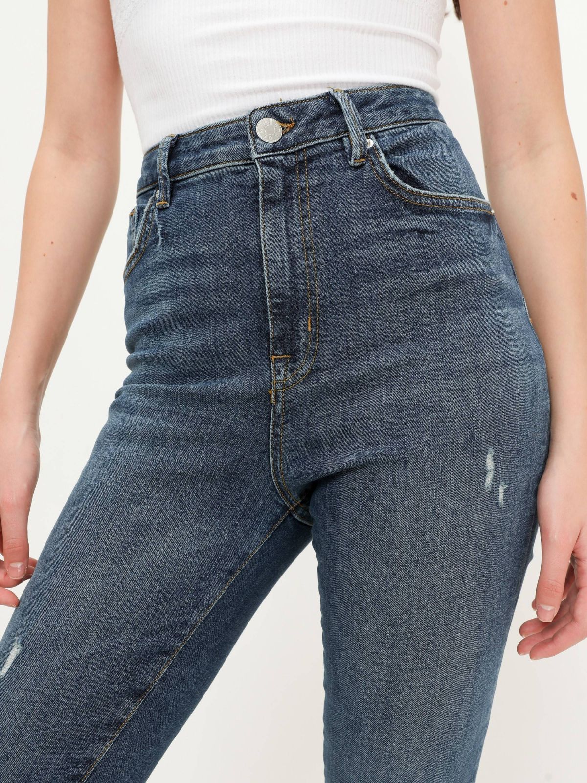  ג'ינס סקיני בשילוב קרעים של URBAN OUTFITTERS