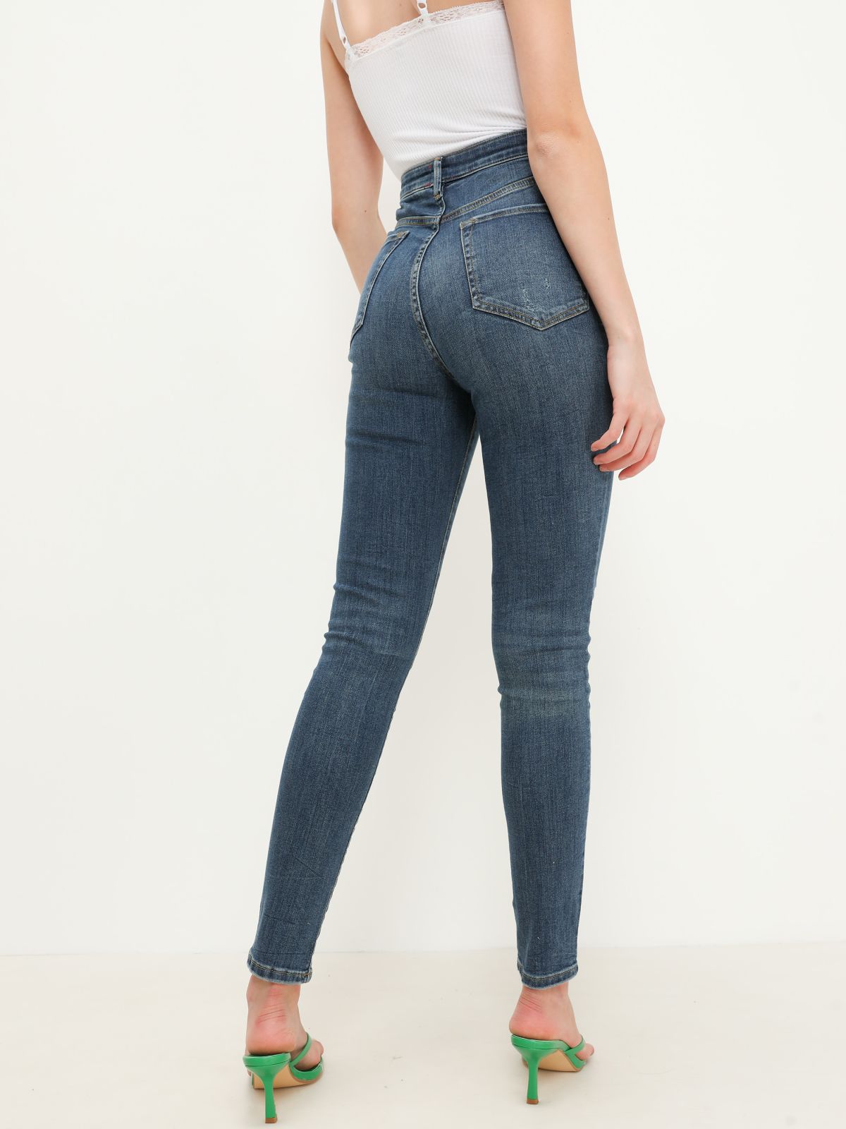  ג'ינס סקיני בשילוב קרעים של URBAN OUTFITTERS