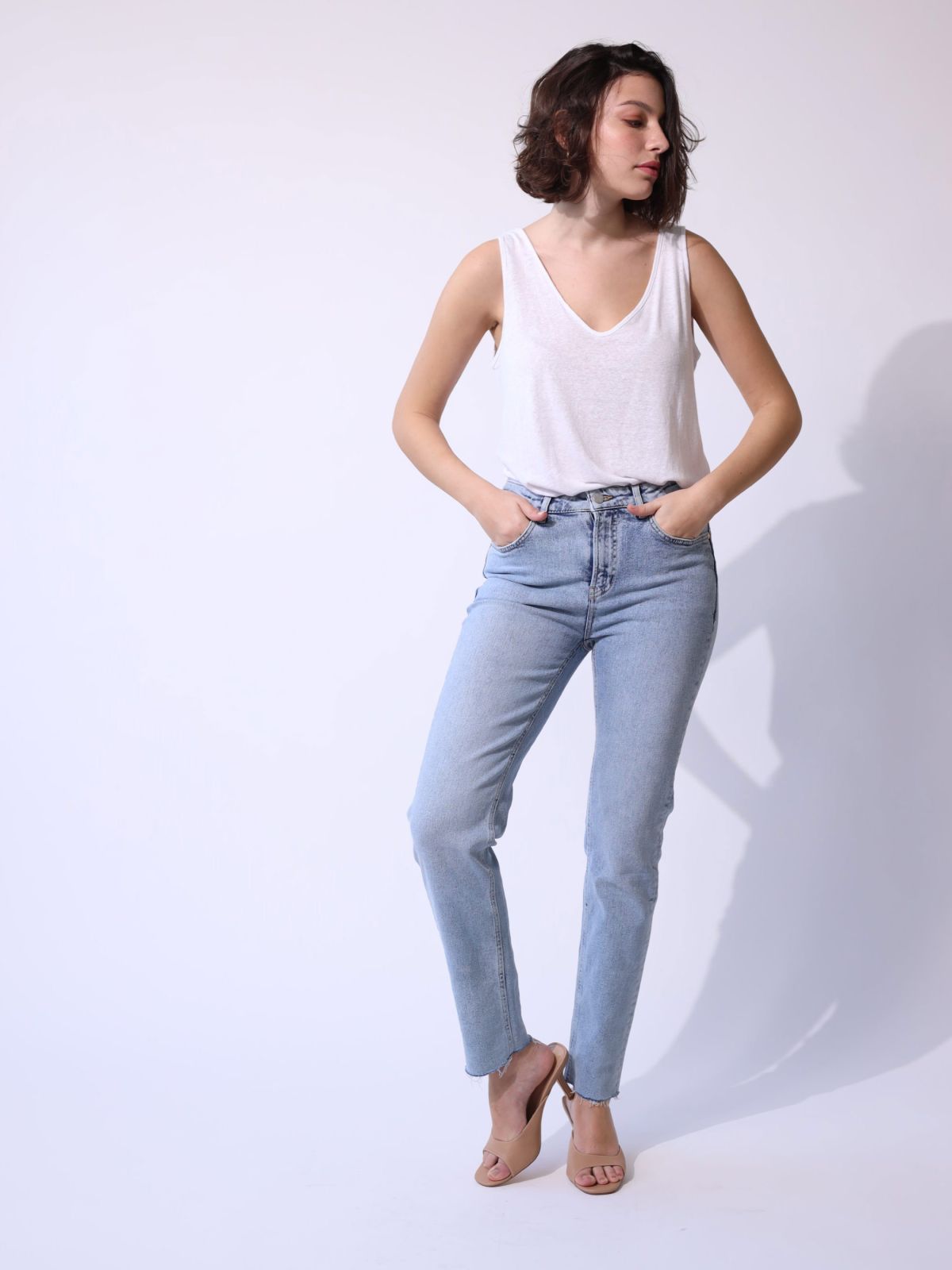  ג'ינס בסיומת גזורה Jasmin של YANGA