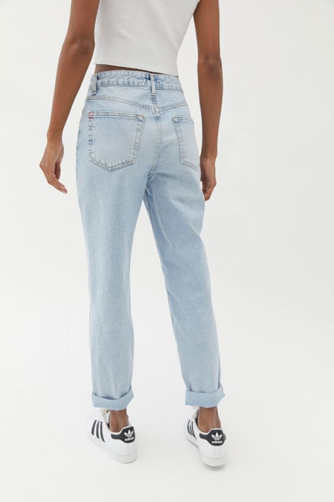  ג'ינס בגזרת Mom של URBAN OUTFITTERS