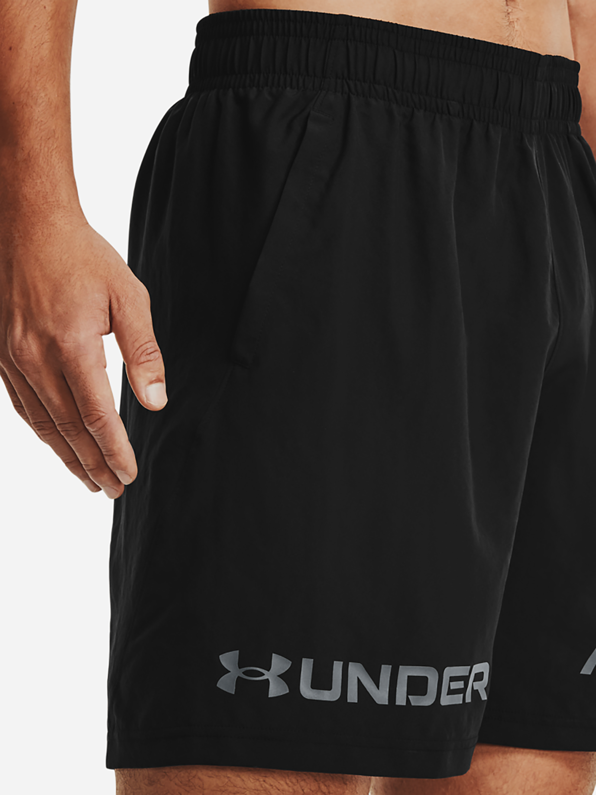  מכנסיים קצרים עם לוגו של UNDER ARMOUR