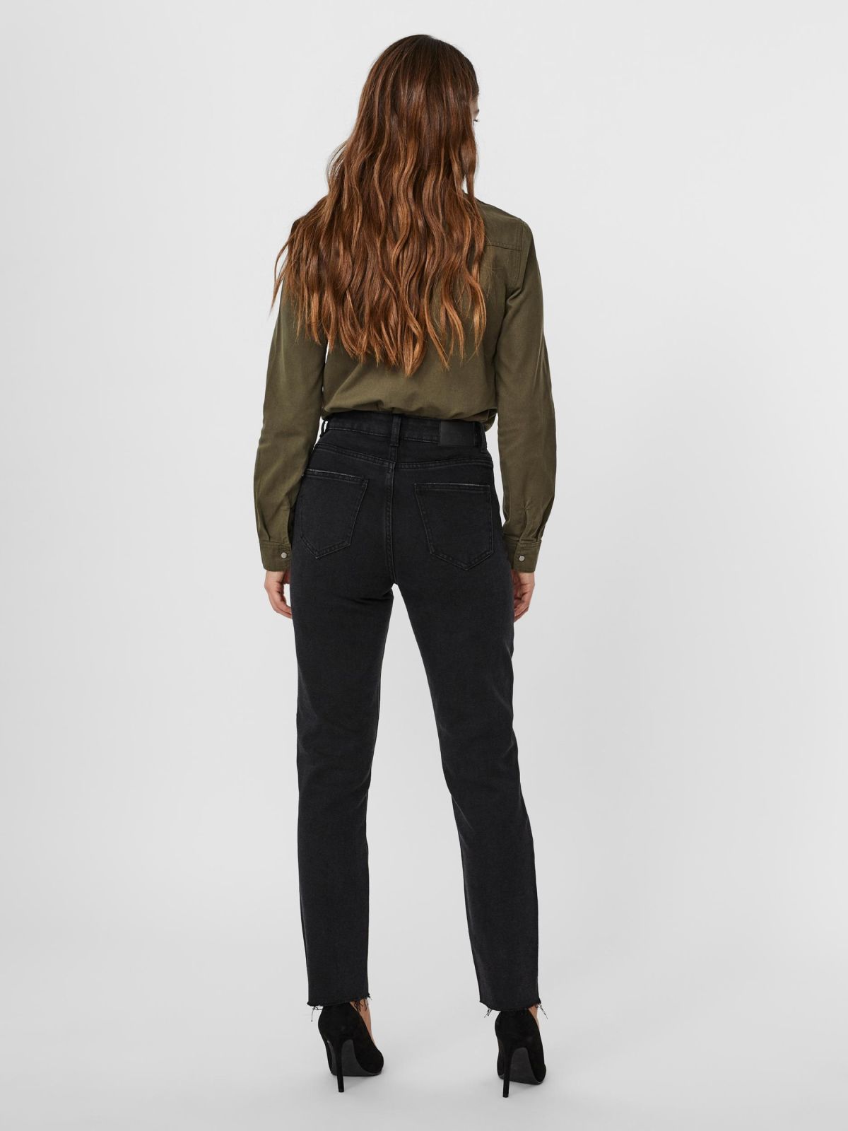 ג'ינס ארוך בסיומת פרומה של VERO MODA