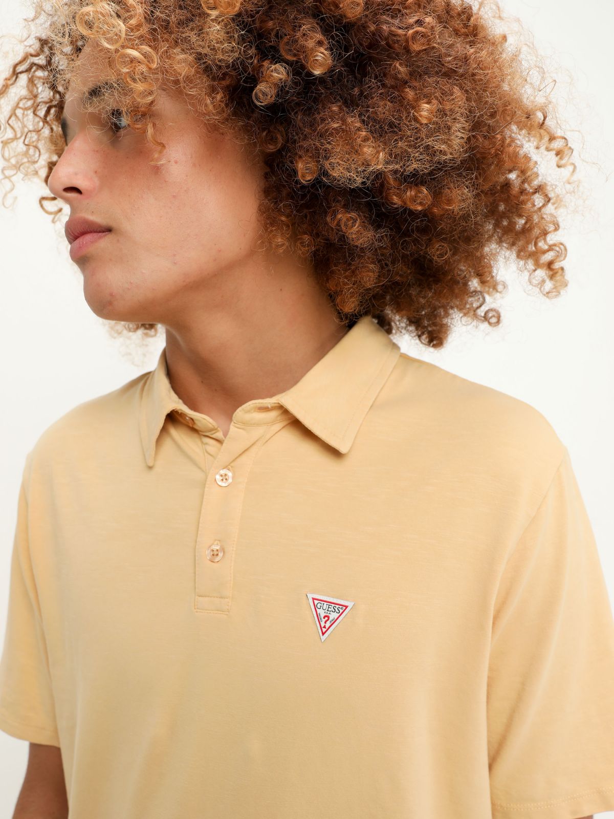  חולצת פולו עם פאץ' לוגו של GUESS