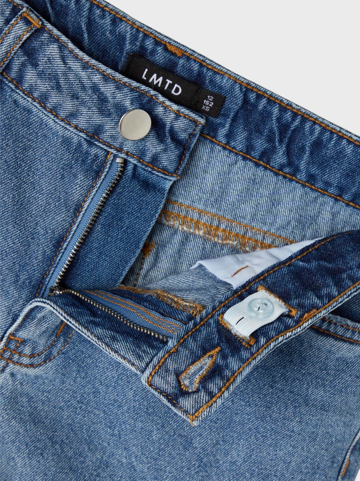  מכנסי ג'ינס קצרים עם שיפשופים של LMTD