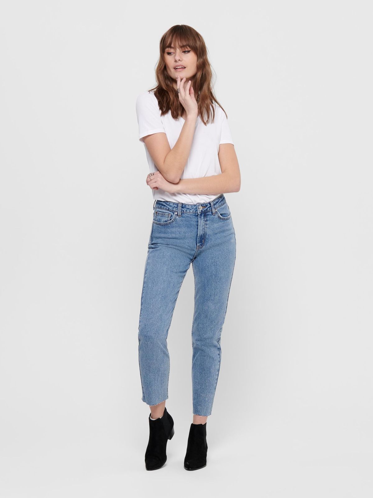  ג'ינס בגזרה ישרה בסיומת גזורה של ONLY