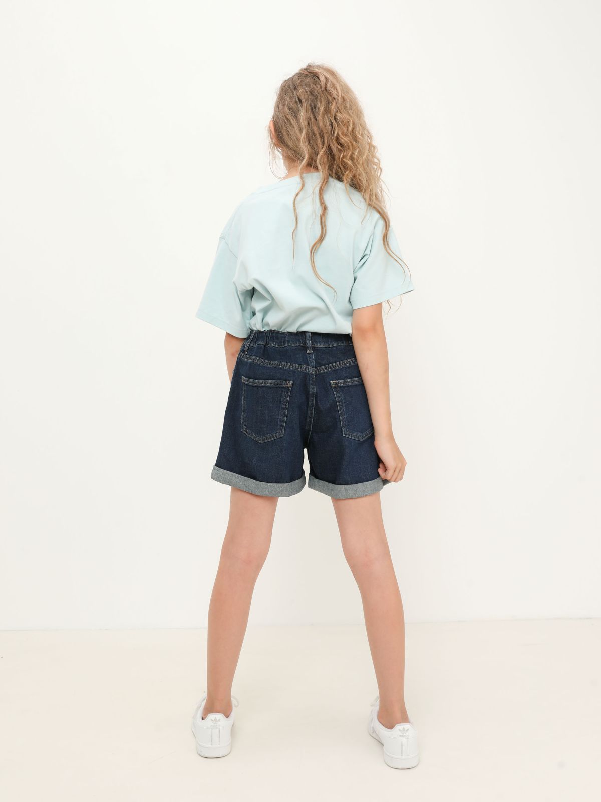  ג'ינס קצר בסיומת קיפול של UNIQLO