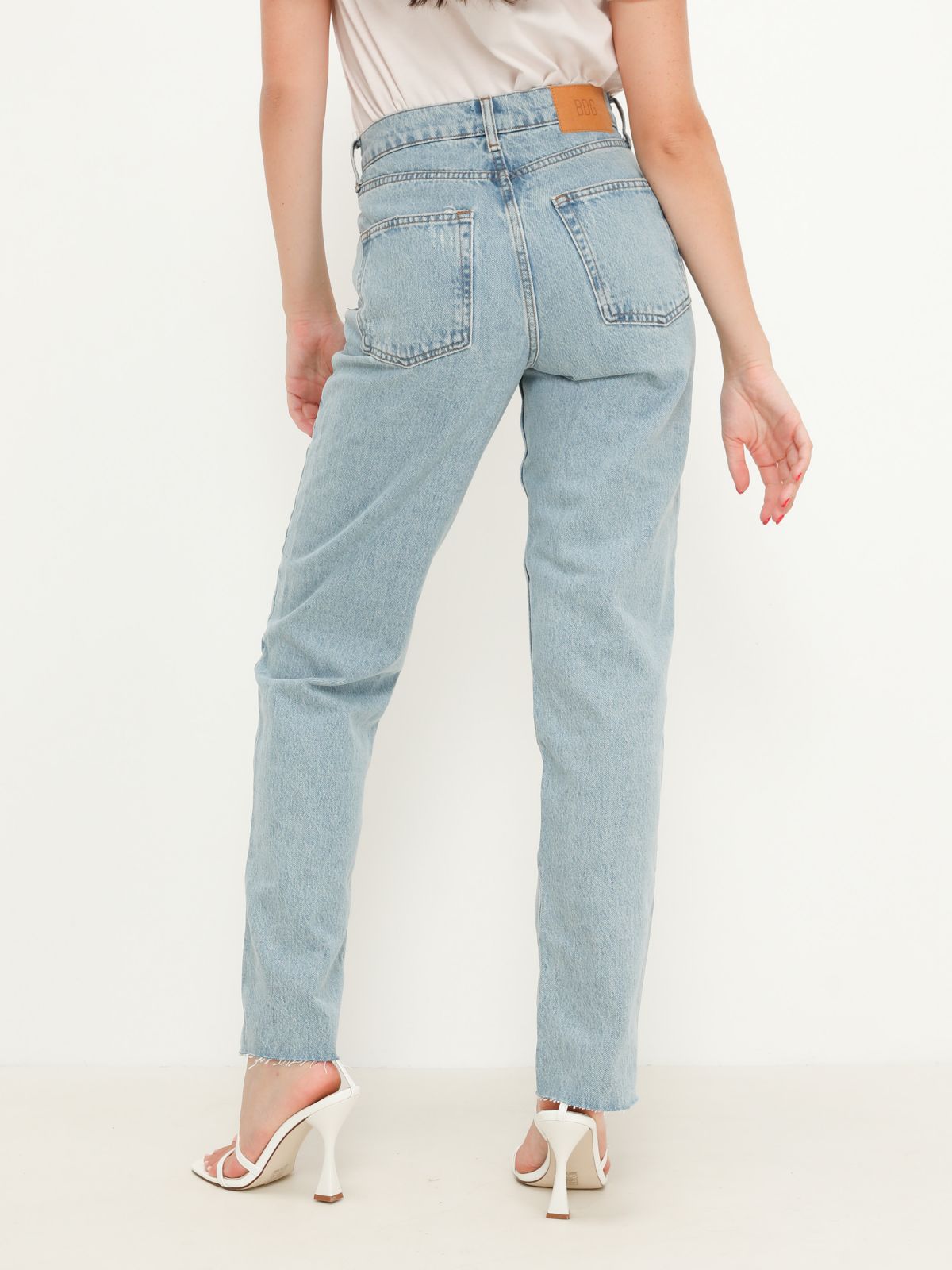  ג'ינס בגזרה גבוה בסיומת גזורה של URBAN OUTFITTERS