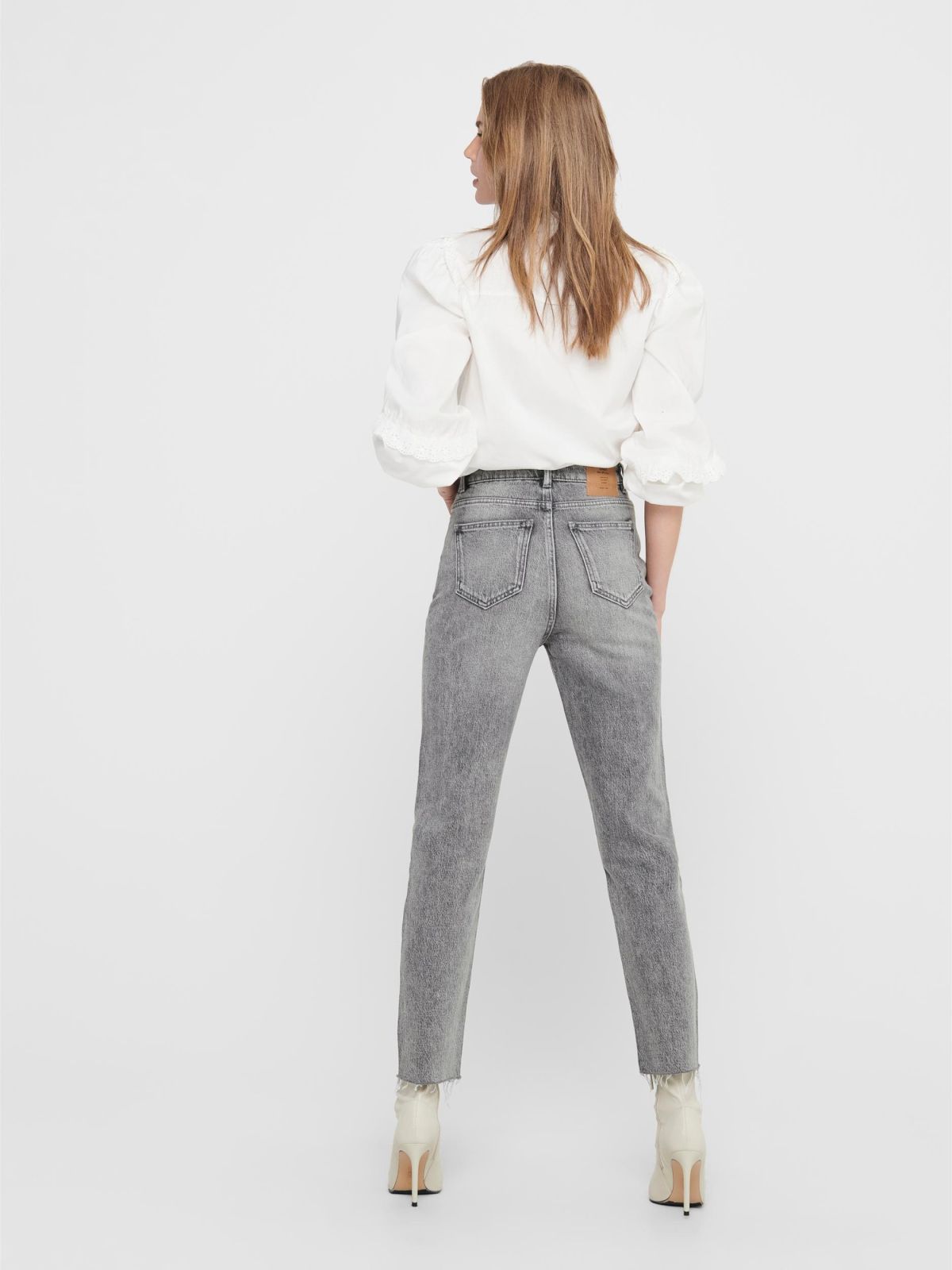  מכנסי ג'ינס עם סיומת גזורה של ONLY