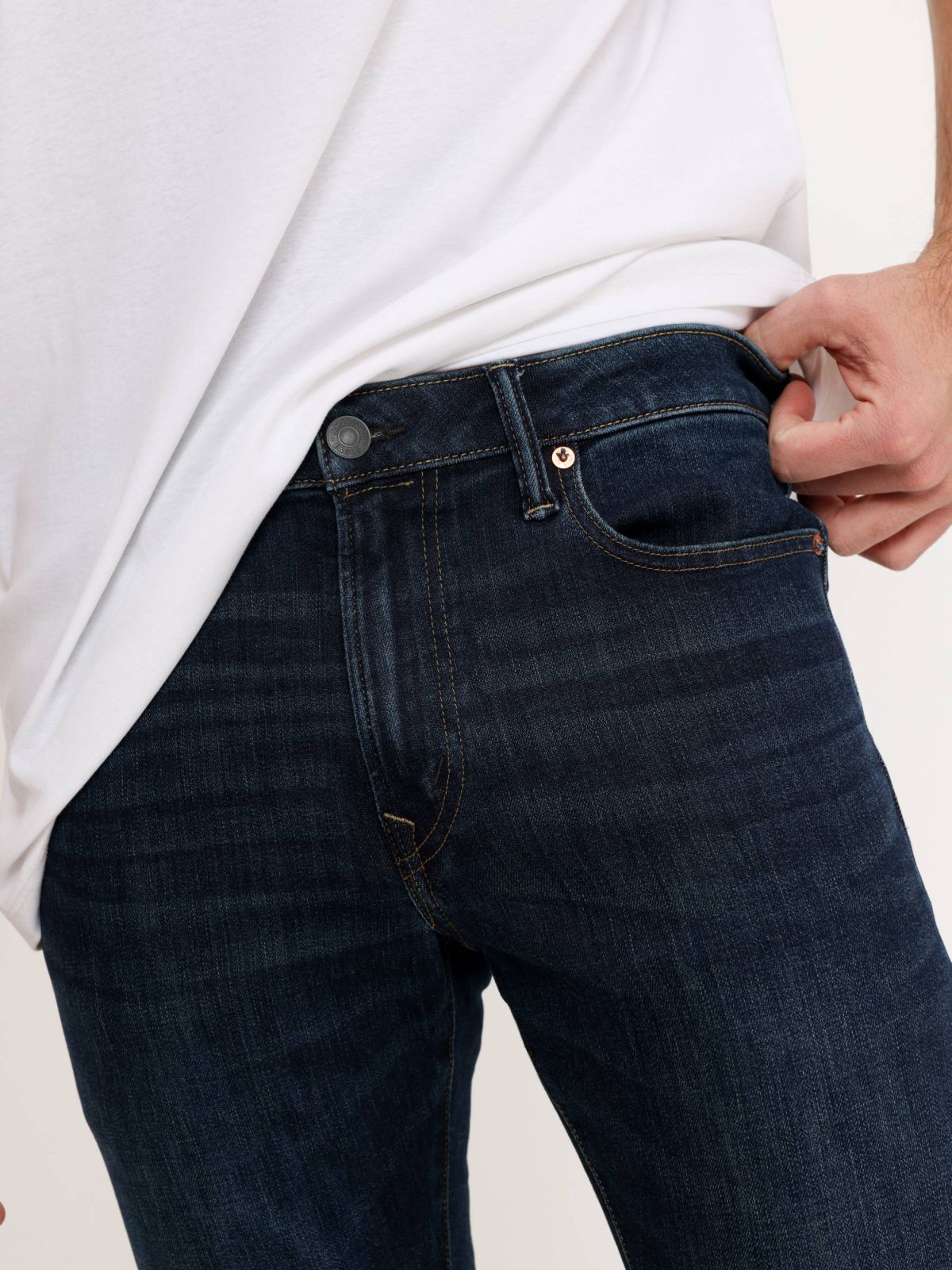  ג'ינס ארוך בשטיפה כהה של AMERICAN EAGLE