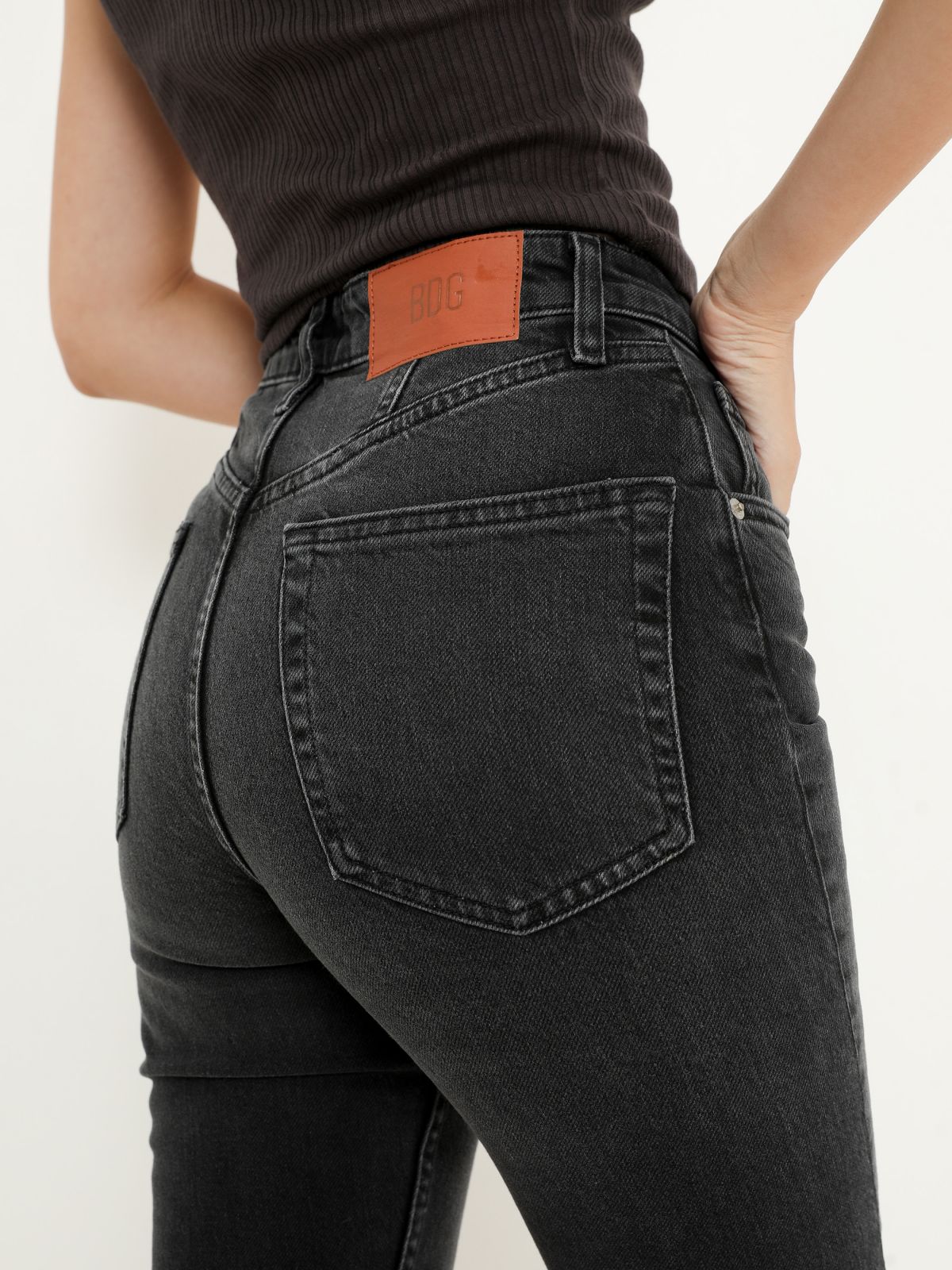  ג'ינס סקיני בסיומת גזורה של URBAN OUTFITTERS
