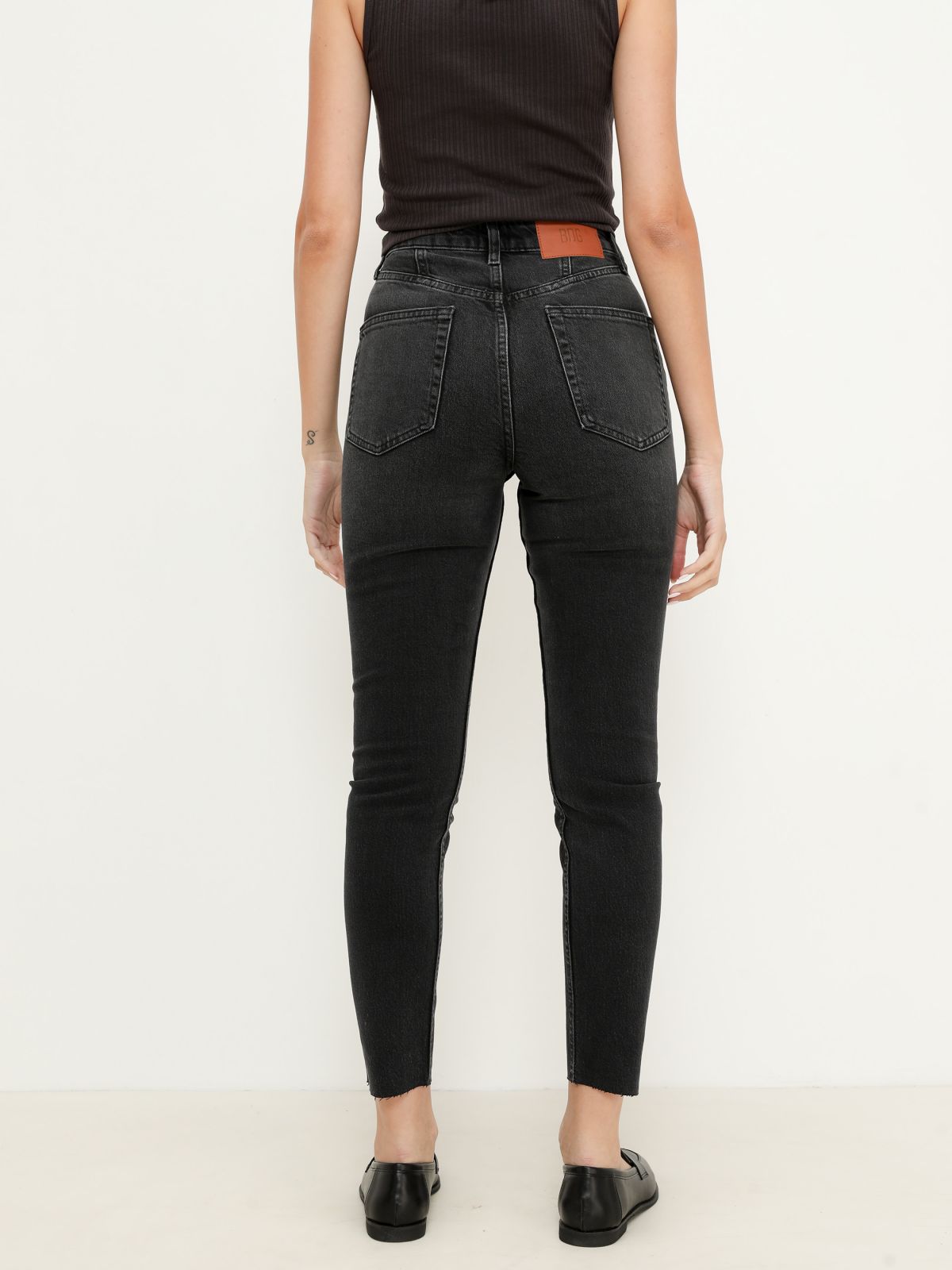  ג'ינס סקיני בסיומת גזורה של URBAN OUTFITTERS