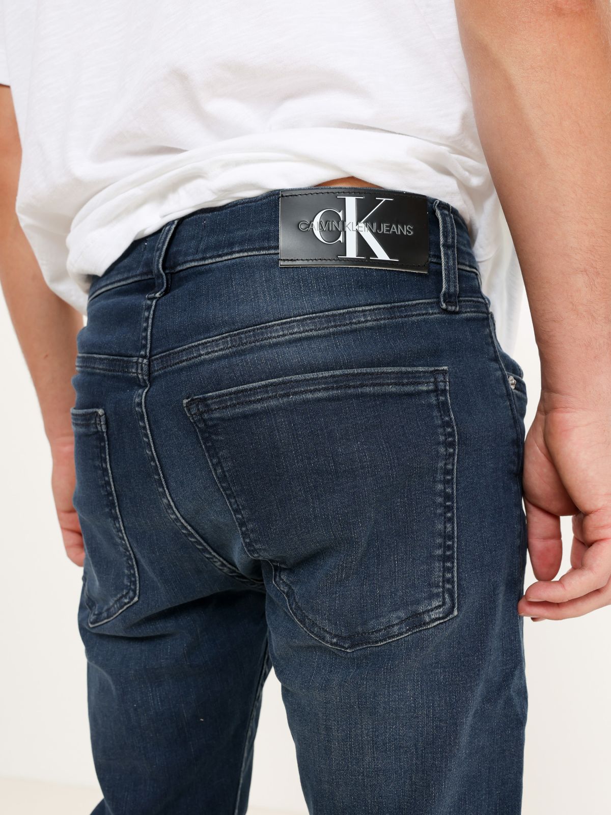  ג'ינס סקיני עם קרע של CALVIN KLEIN