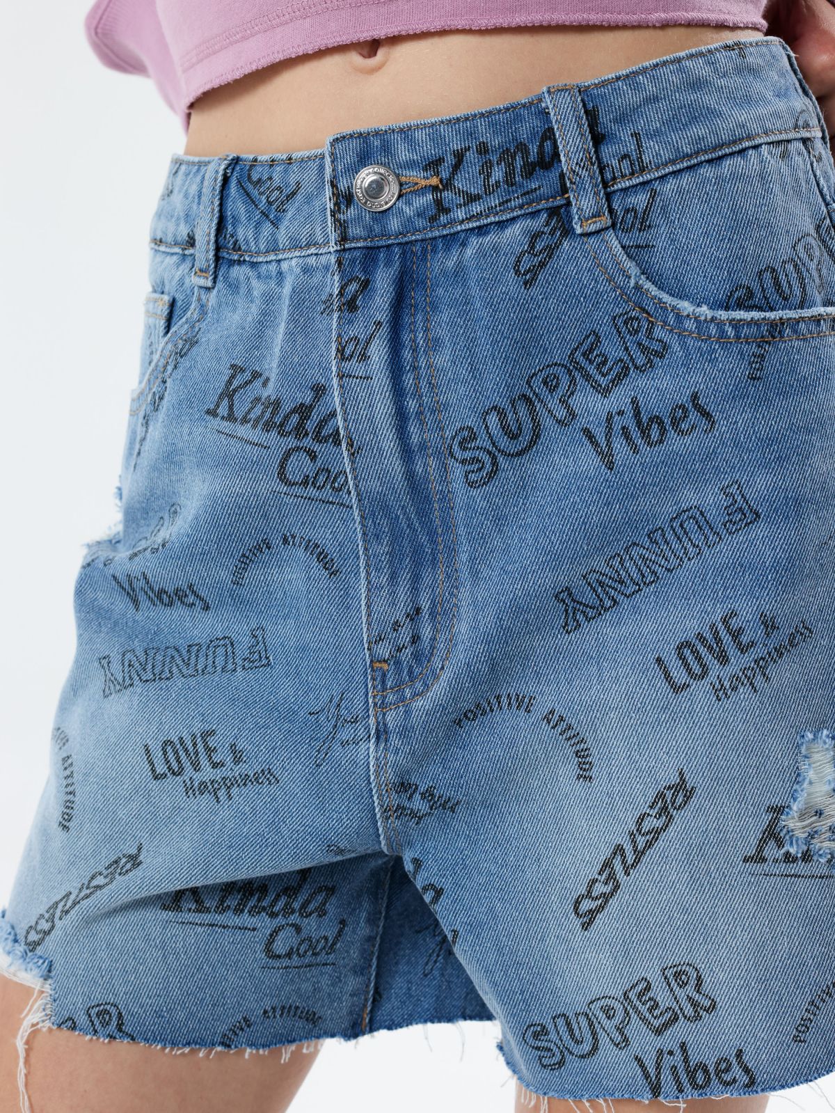  ג'ינס קצר בהדפס וסיומת גזורה של FOX