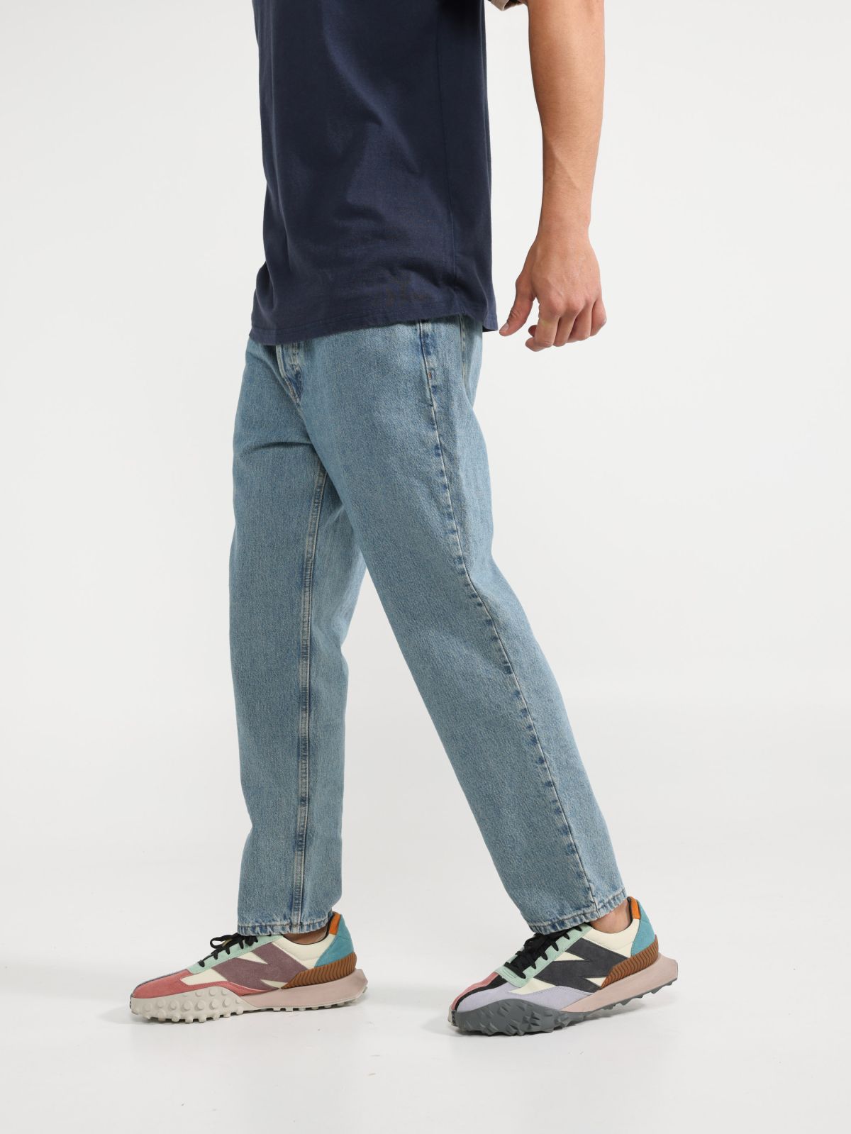  ג'ינס בגזרה ישרה של URBAN OUTFITTERS