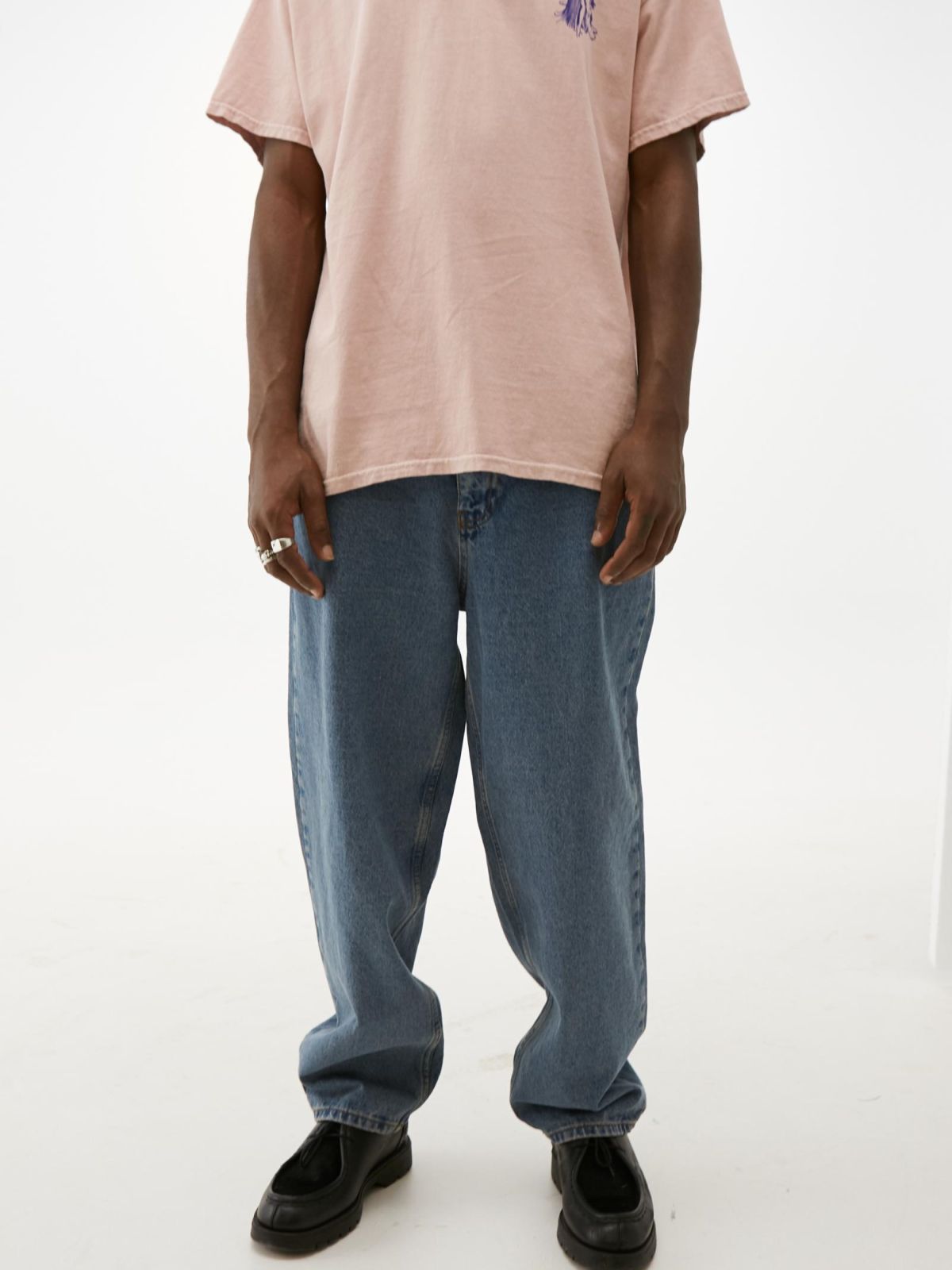  ג'ינס בגזרה רחבה של URBAN OUTFITTERS