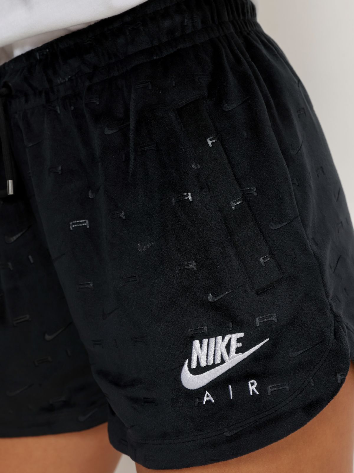  מכנסי קטיפה קצרים בהדפס לוגו  Nike Air של NIKE