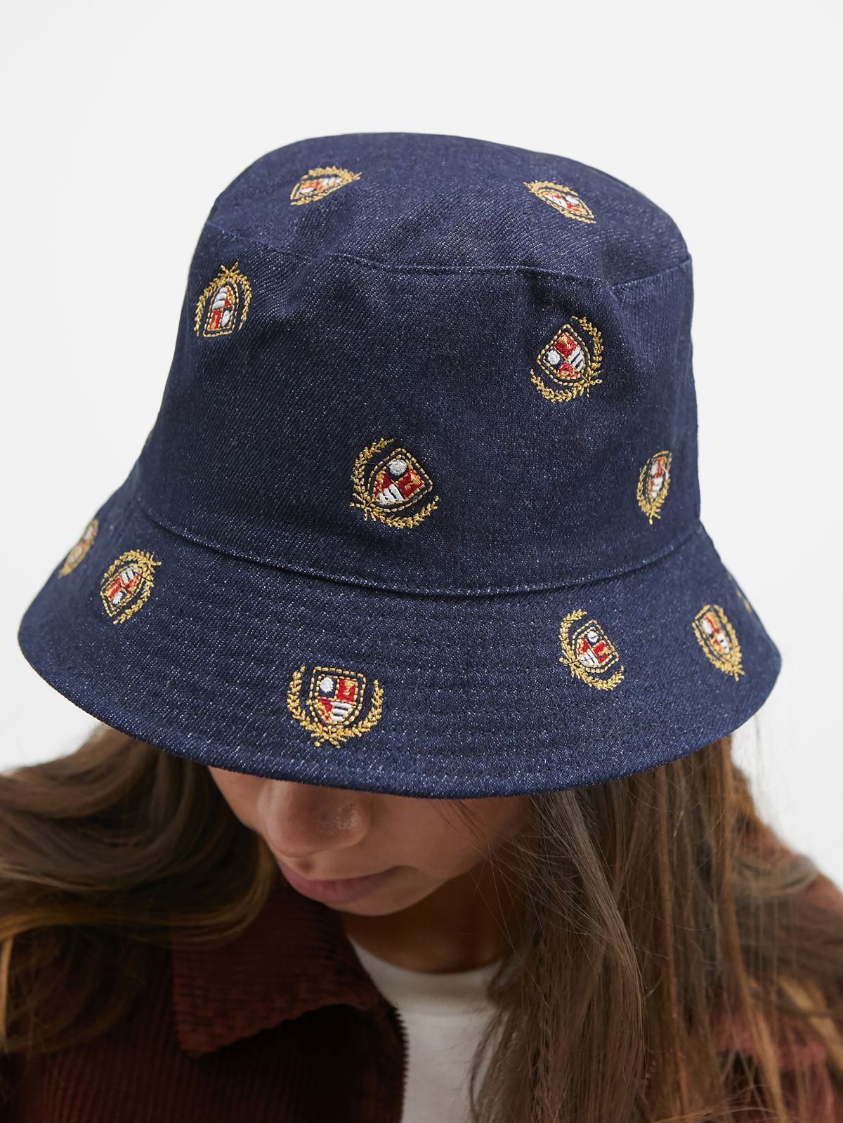  כובע באקט ג'ינס עם רקמה של URBAN OUTFITTERS