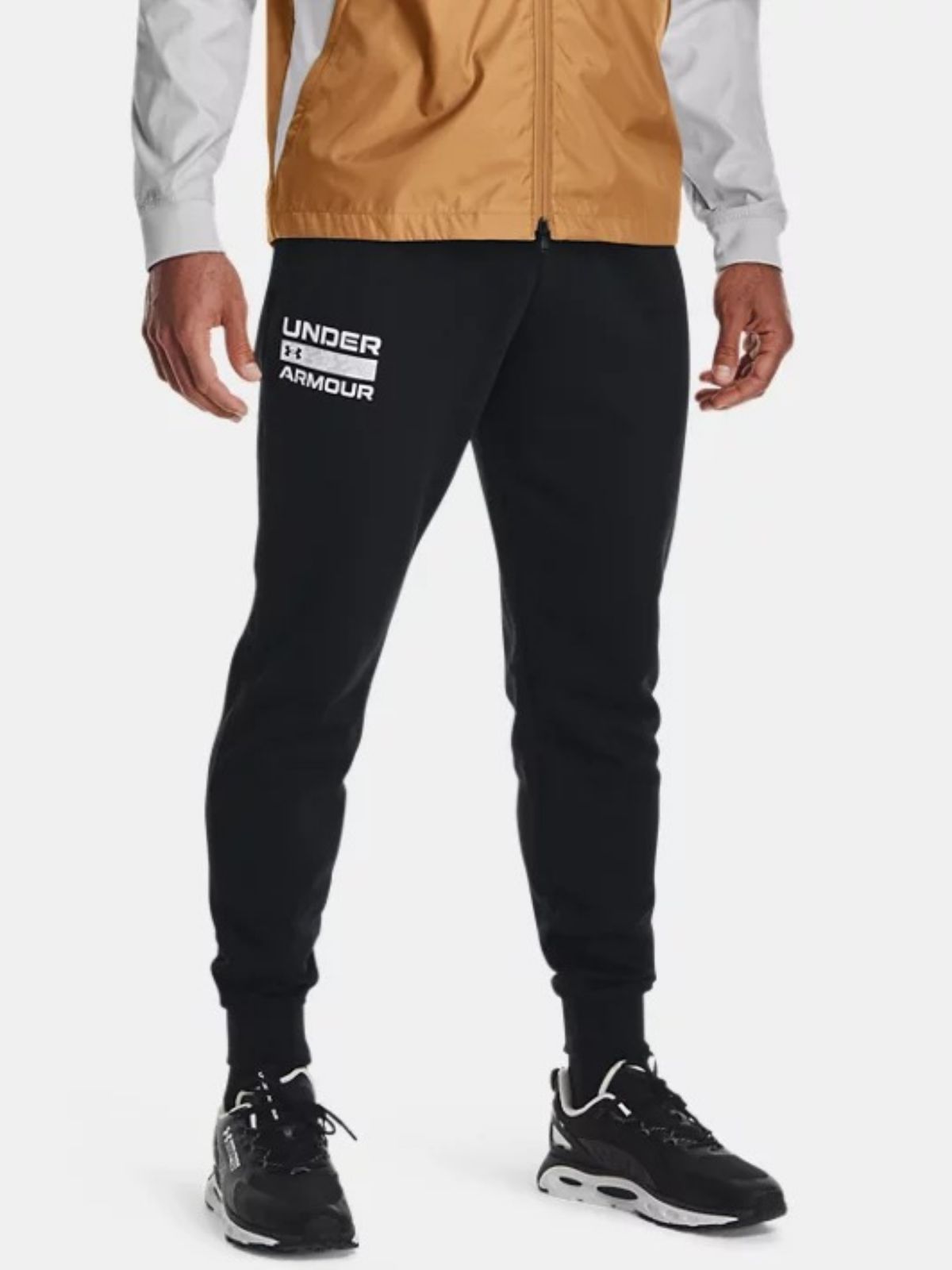  מכנסי טרנינג עם לוגו של UNDER ARMOUR