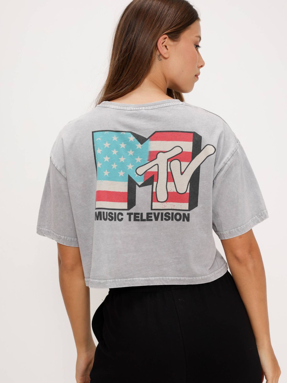  טי שירט קרופ עם הדפס MTV של FOX