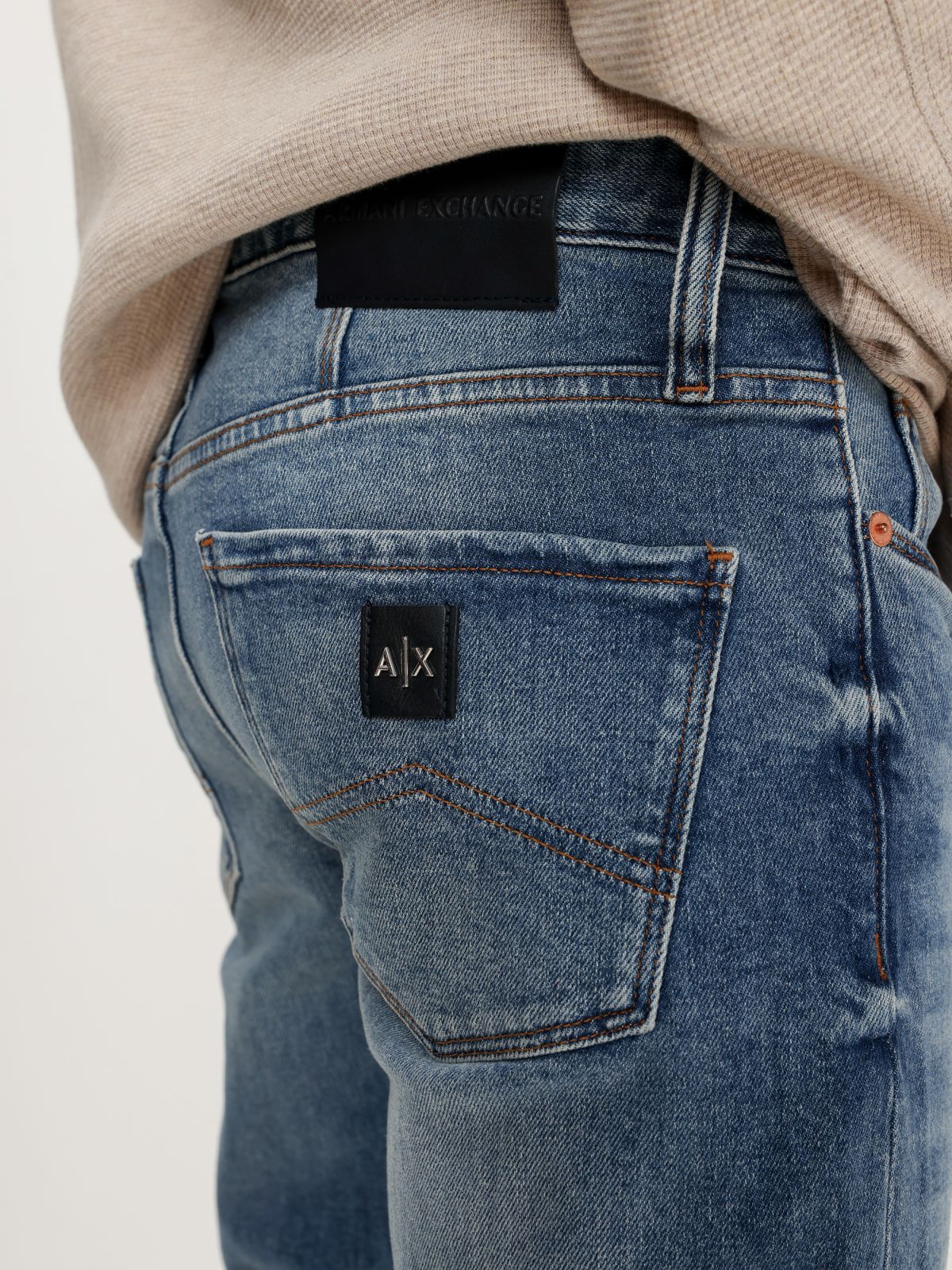  ג'ינס סקיני בשילוב שפשופים של ARMANI EXCHANGE