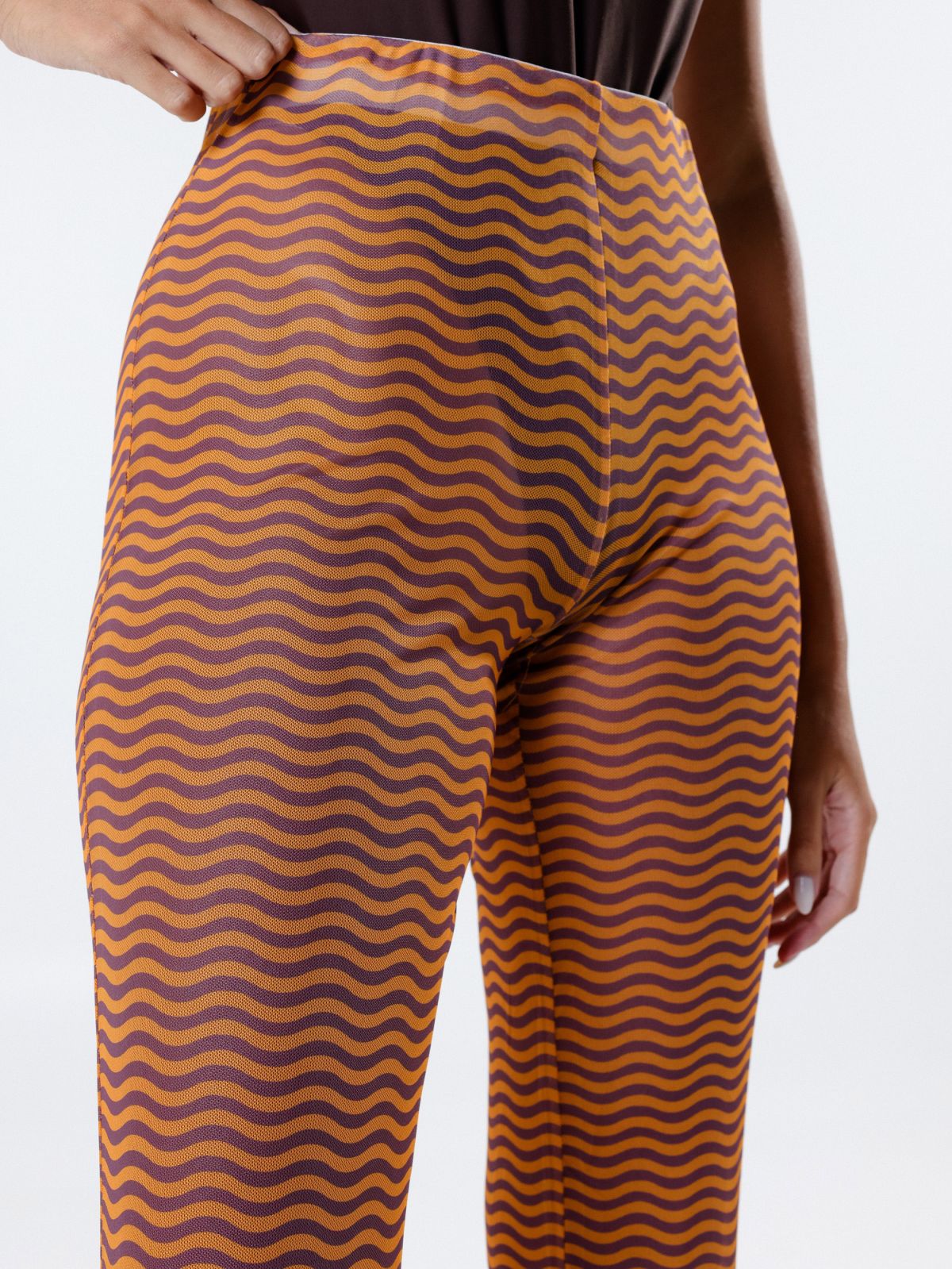 מכנסיים ארוכים שקפקפים בהדפס גלים של TERMINAL X