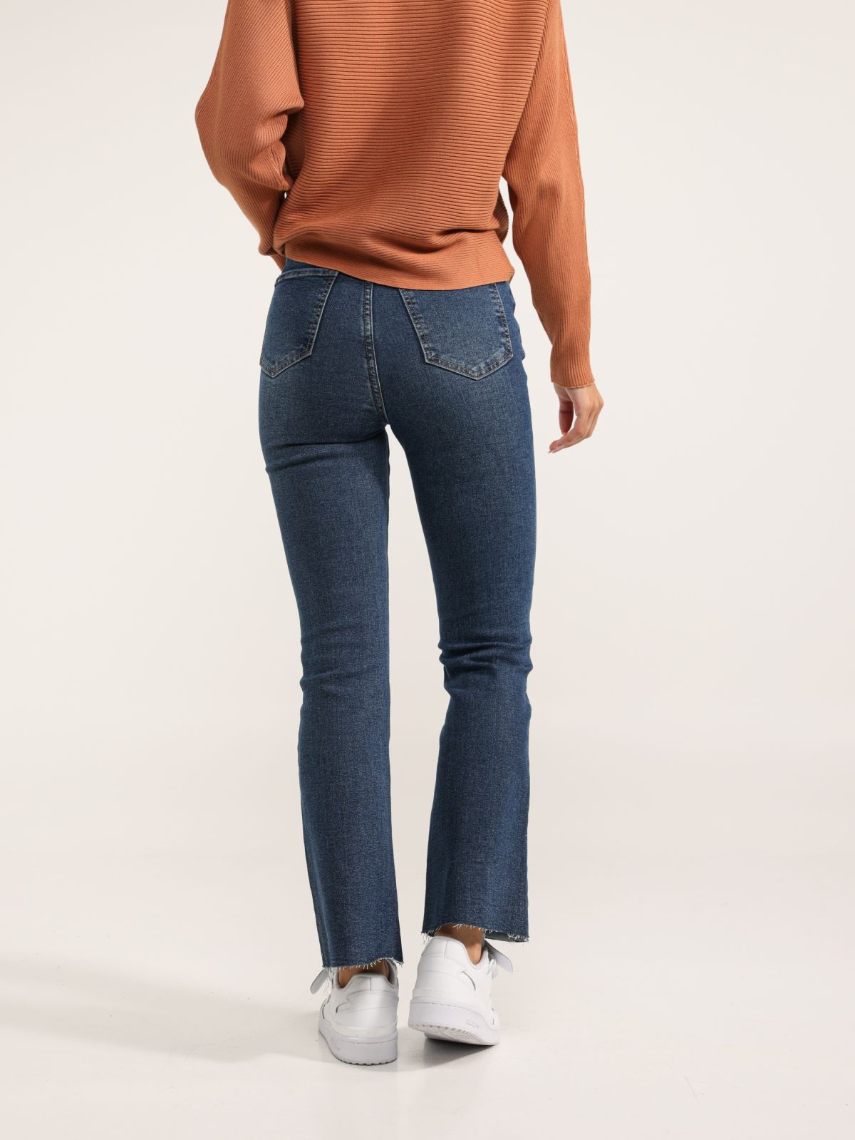  ג'ינס ארוך בגזרת FLARE עם סיומת פרומה של FOX
