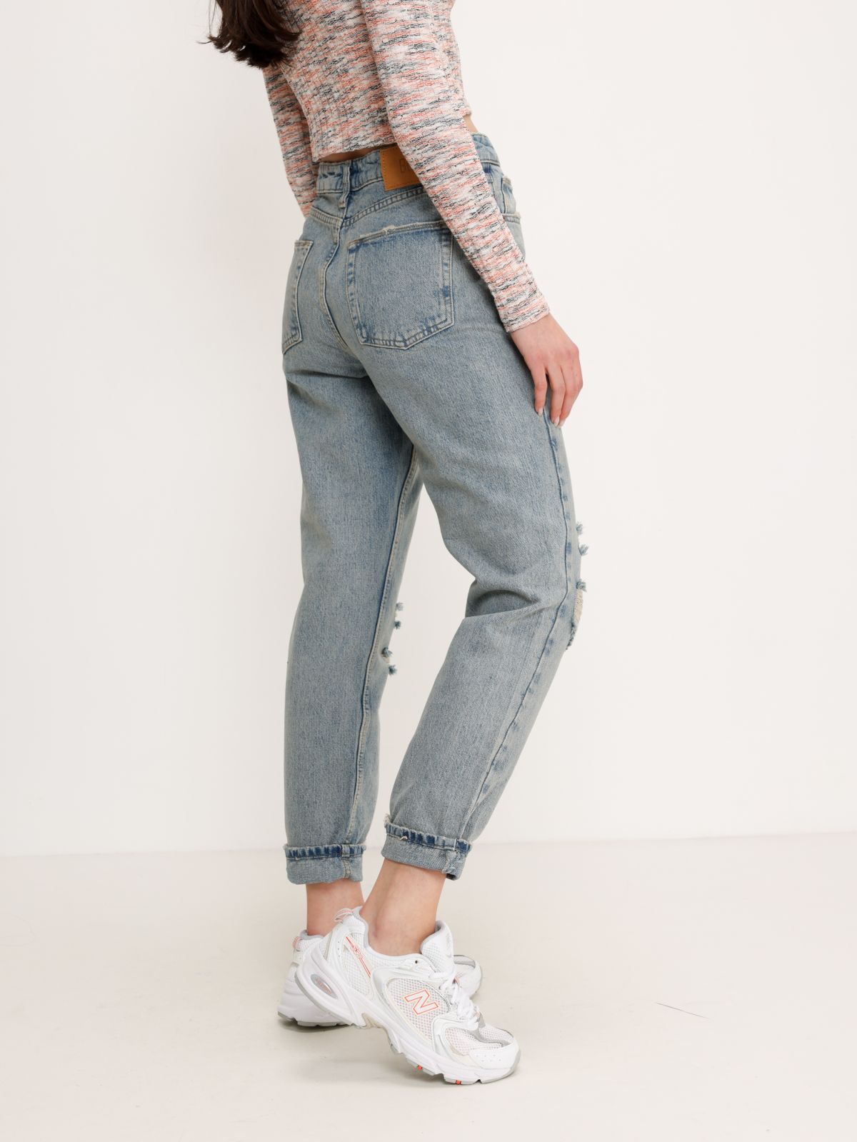  ג'ינס ארוך עם קרעים Mom של URBAN OUTFITTERS