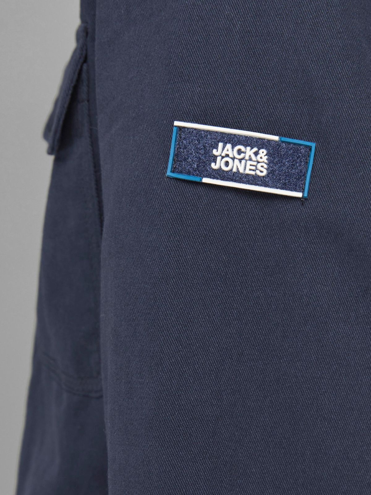  חולצה מכופתרת עם כיס ולוגו של JACK AND JONES