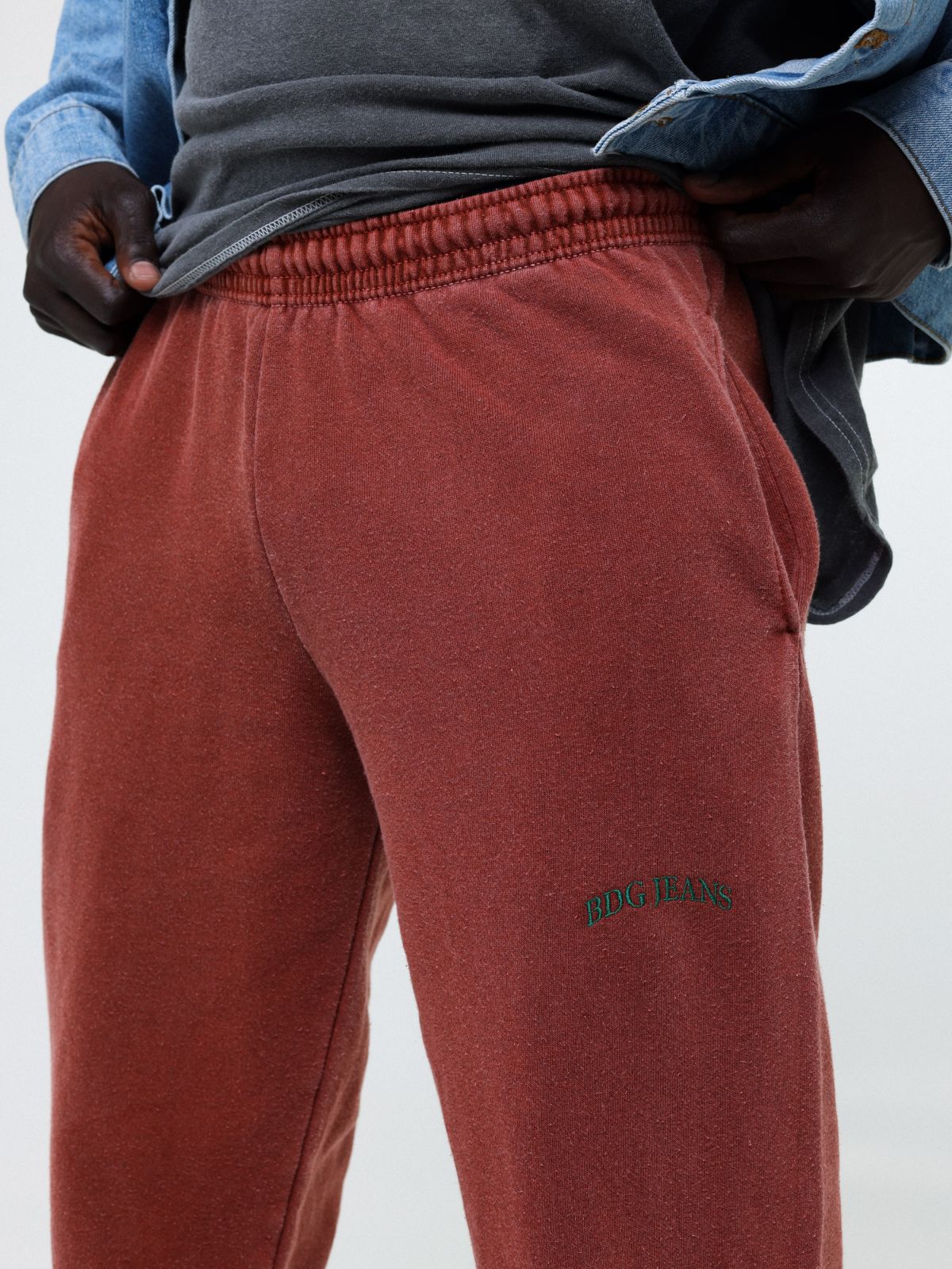  מכנסי טרנינג עם לוגו של URBAN OUTFITTERS