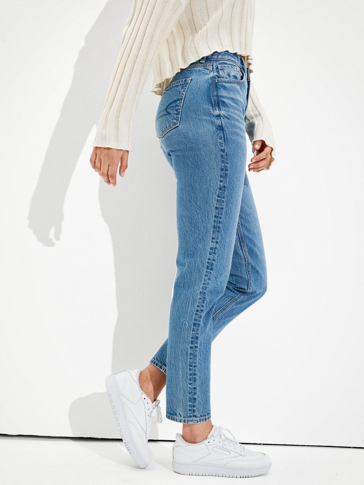  ג'ינס בגזרת Mom של AMERICAN EAGLE