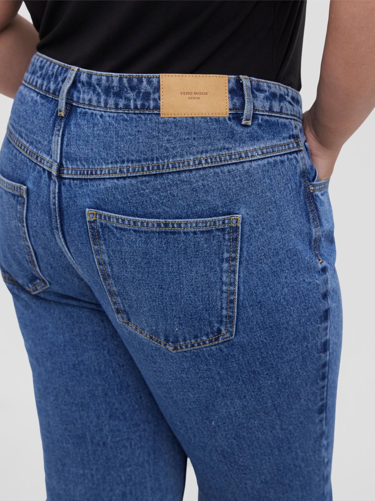  ג'ינס ווש בגזרה מתרחבת / PLUS SIZE של VERO MODA