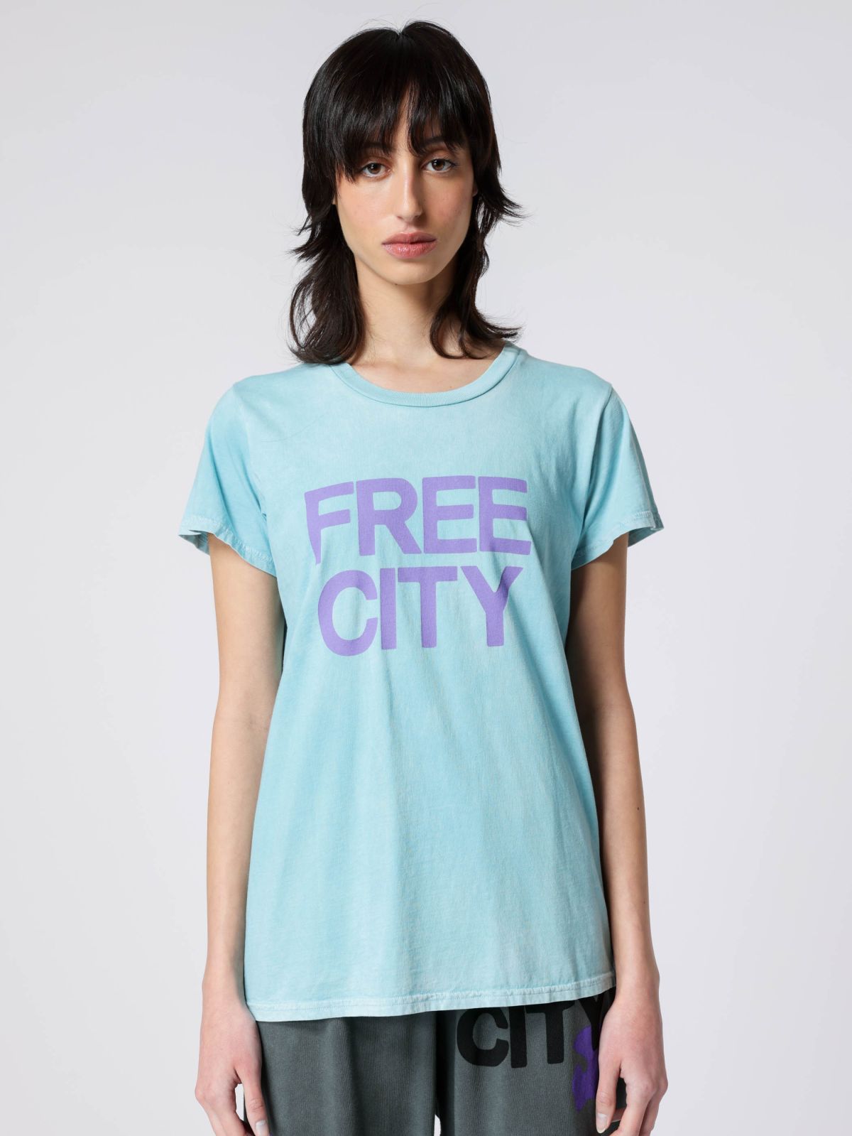  חולצת טישירט ווש עם הדפס של FREE CITY