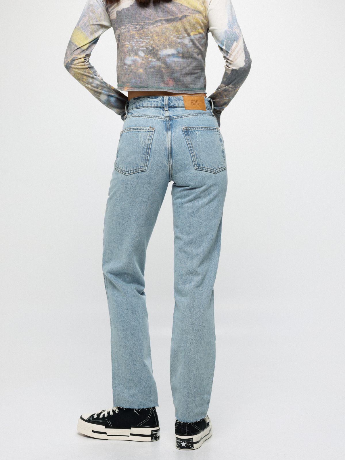  ג'ינס לבן בגזרת Flare של URBAN OUTFITTERS