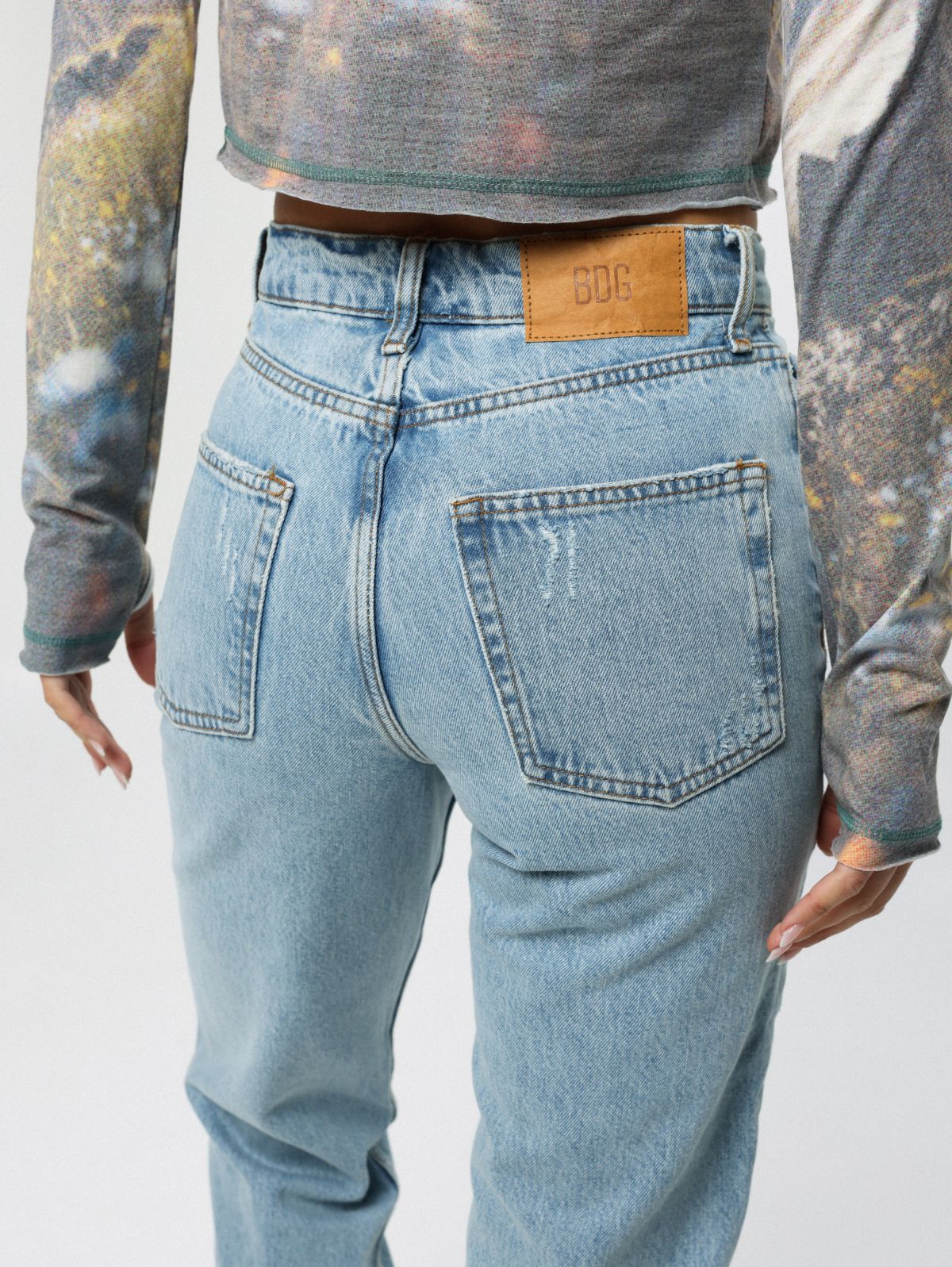  ג'ינס לבן בגזרת Flare של URBAN OUTFITTERS