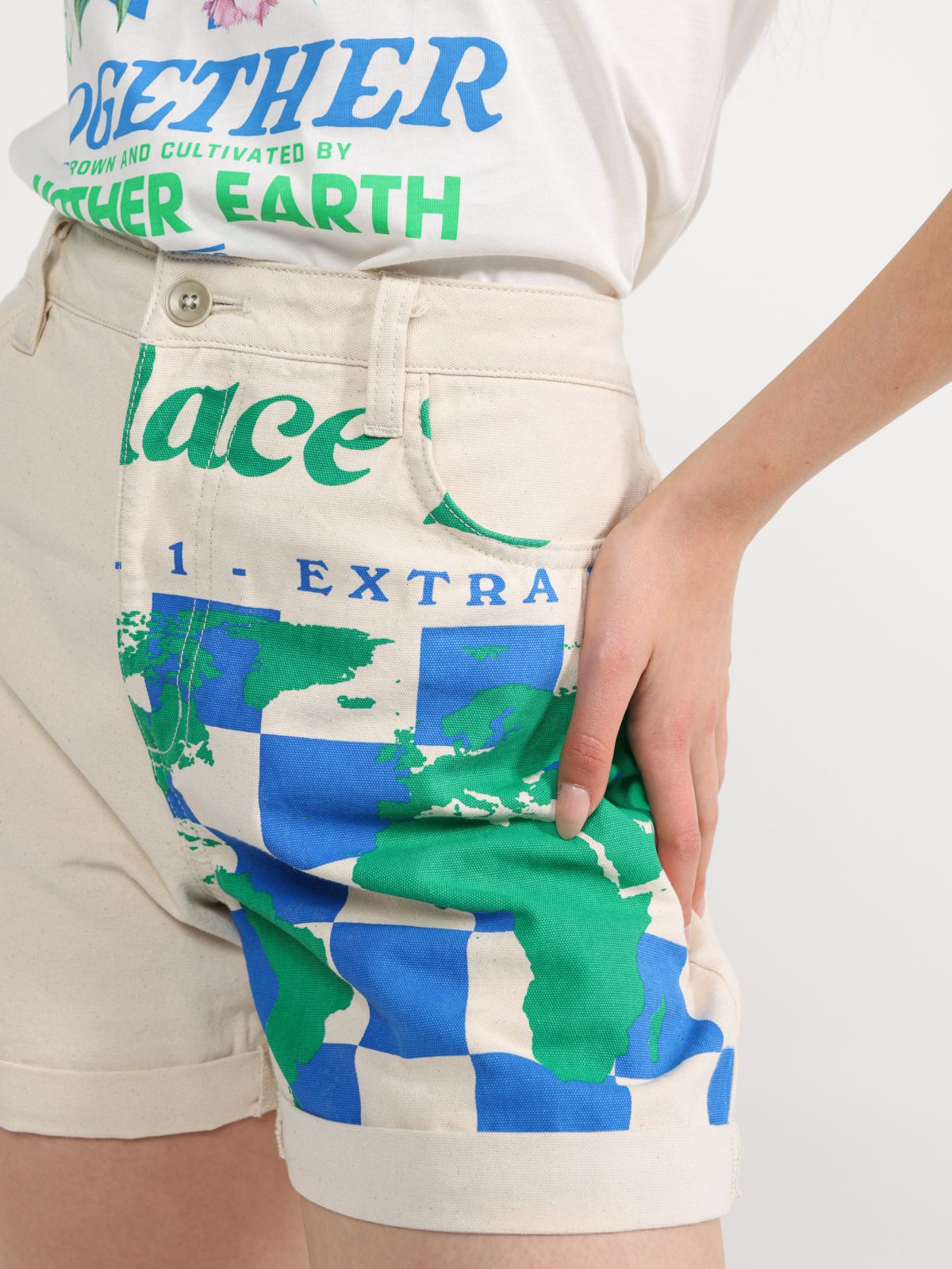  מכנסיים קצרים עם הדפס מפת כדור הארץ של VANS